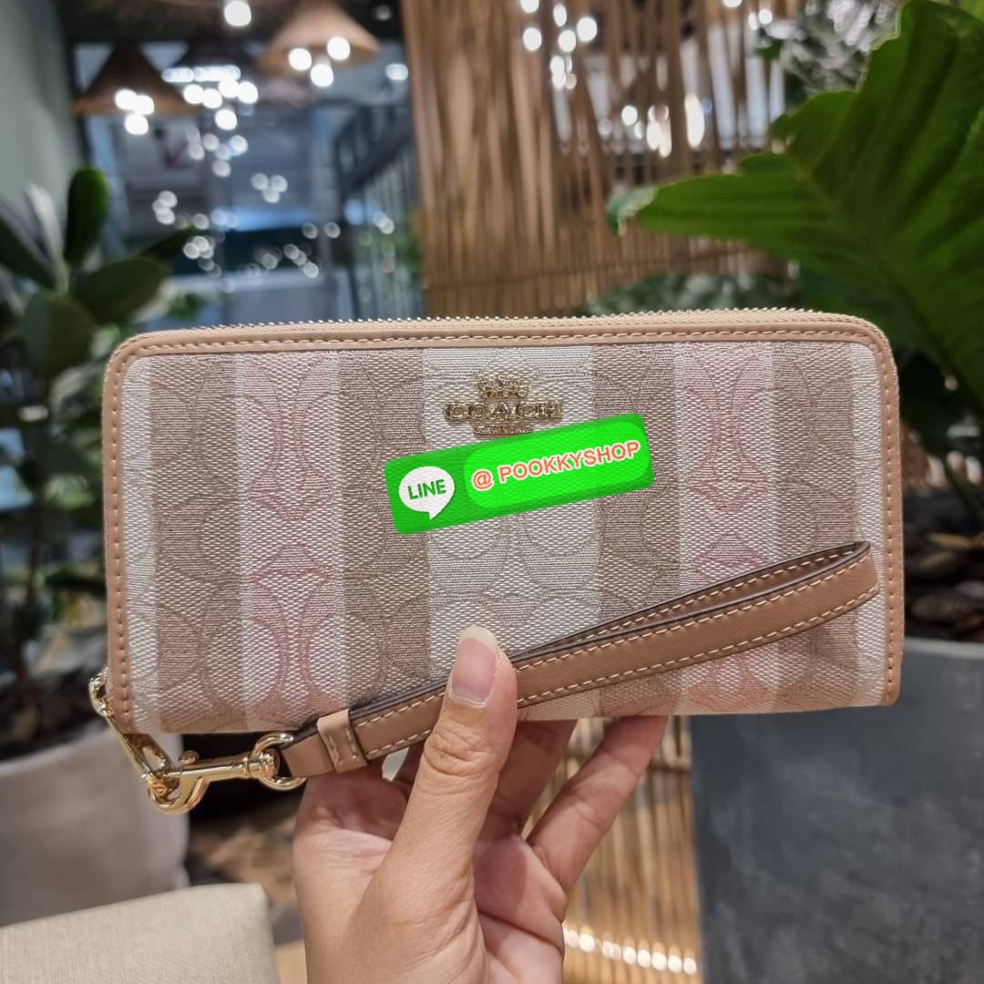 COACH C8313 LONG ZIP AROUND WALLET WITH SIGNATURE JACQUARD WITH STRIPES พร้อมเสิร์ฟความเลิศหรู ใหม่ล่าสุด กระเป๋าสตางค์ใบยาวกึ่งคล้องมือ ดีไซน์ผู้ดี๊ผู้ดี รุ่นขายดี ถือใช้คือขับผิวสุด!! วัสดุผ้า jacquard ลวดลายดูแพง มาพร้อมสายคล้องมือ ถอดออกได้ ภายในใส่บั