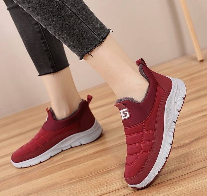 ลมหนาวมาแล้วว ของมันต้องมี!! Item อุ่นสบายถนอมเท้า รองเท้าสลิปออน วัสดุ pu ผสมเนื้อผ้าไมโครไฟเบอร์บุฟูกนุ่ม พื้น 1.5" แต่งโลโก้หน้าเพิ่มความโดดเด่น ภายในรองเท้าบุขนนุ่มมากก พื้นรองเท้าเป็นยางพารายึดเกาะดีเยี่ยมเดินไม่ลื่น ดีไซน์เรียบๆสบายตาทรง SPORT