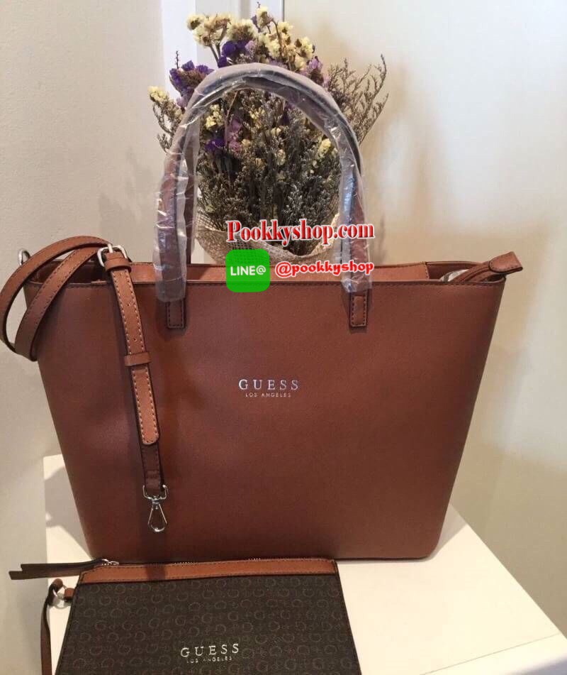 พร้อมถุงผ้าแบรนด์ GUESS BAG กระเป๋าสะพายทรง Tote จาก GUESS วัสดุหนัง Saffiano คุณภาพดี น้ำหนักเบา ด้านหน้าปั้มโลโก้แบรนด์สุดหรู รุ่นนี้มาพร้อมกระเป๋าใบเล็กสำหรับใส่ของ ถอดแยกใช้ได้ อะไหล่เงิน เปิดปิดกระเป๋าด้วยซิปสะดวกใช้ ด้านในโล่งกว้าง มีช่องเล็กสำหรับใ