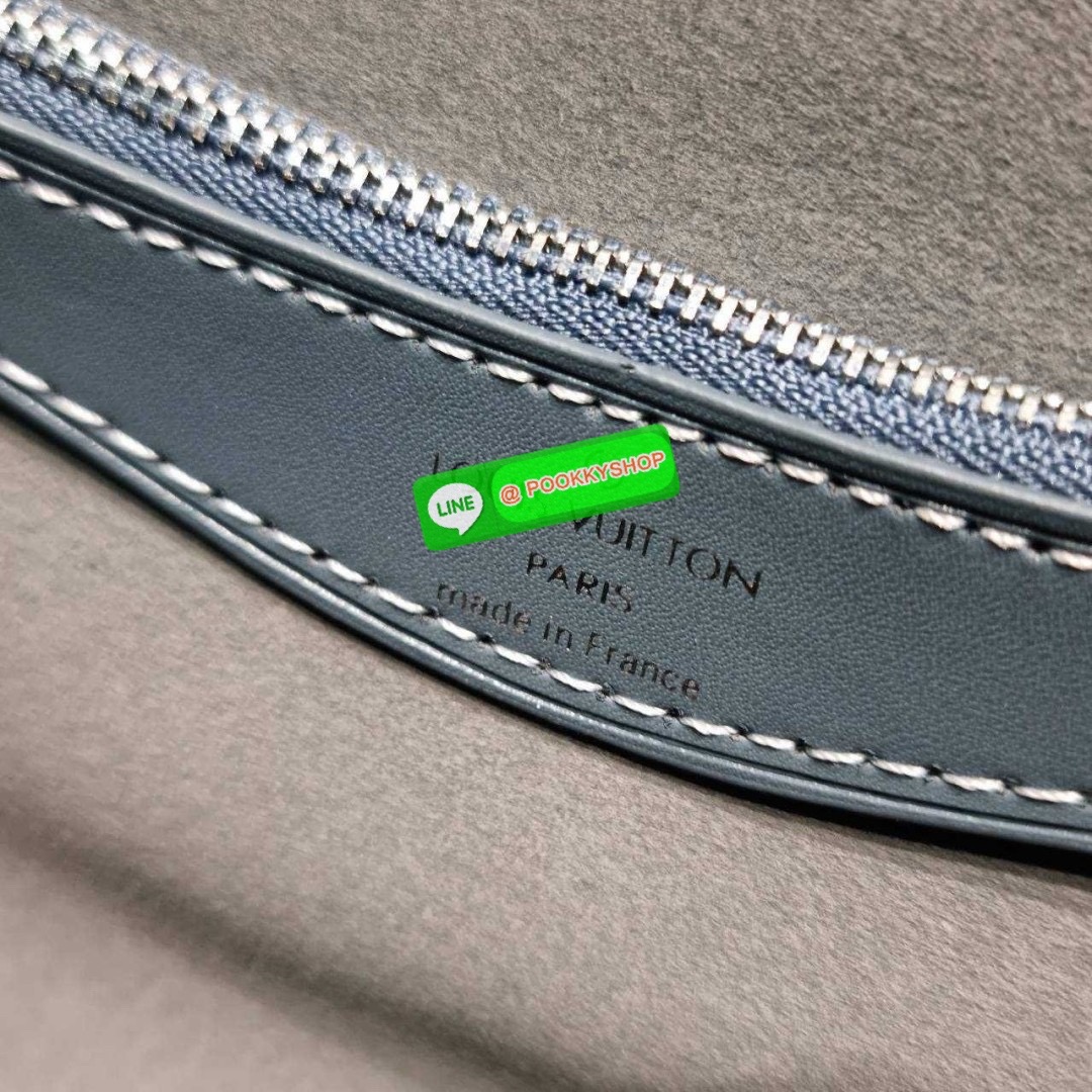 LV diane monogram washed denim bag 🔆 Details ใหม่ล่าสุด กับกระเป๋าทรงสุดฮิต คลาสสิคและเป็นอีกหนึ่ง signature ที่มาในรูปแบบ washed denim สวยดูแพงสุดๆ มาพร้อมสายสะพายถึง 3 แบบ สายคล้องไหล่ สายสะพายข้างแบบหนังและแบบสปอร์ต ทำให้สามารถปรับเปลี่ยนใช้งาน