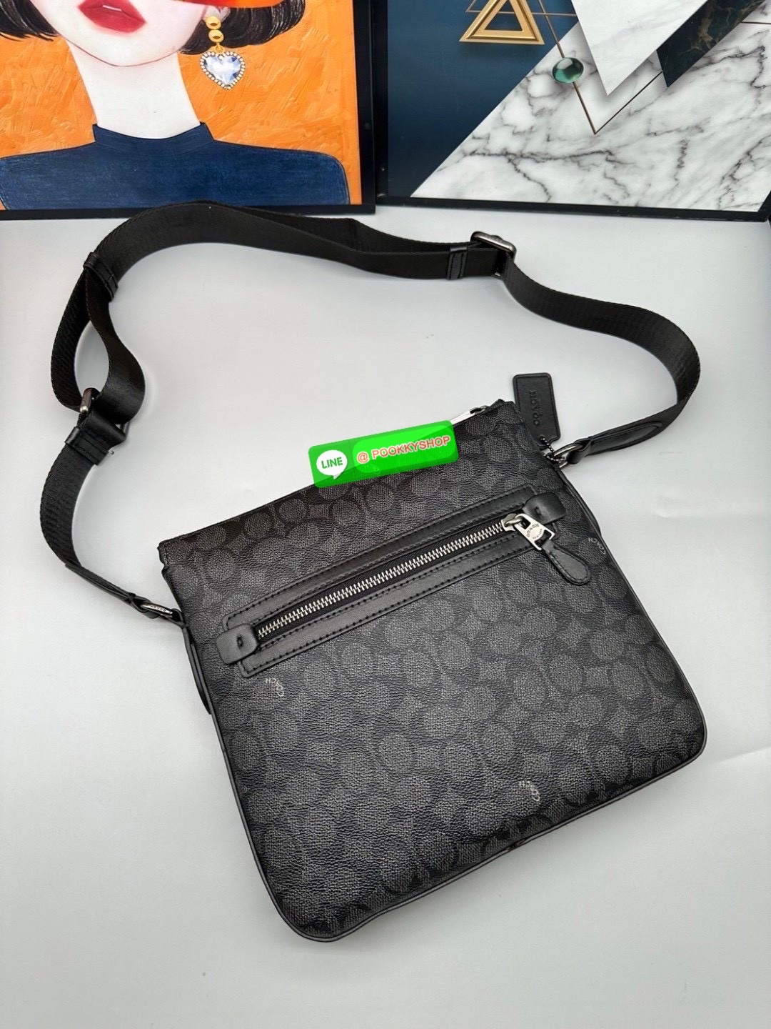 🎒 Coach CR747 – Houston Flight Bag in Signature Canvas เท่ เนี้ยบ พร้อมลุยในทุกวัน กับทรง Messenger ที่ใช้งานง่ายที่สุด 🖤 รุ่นนี้เท่มาก! สะพายแล้วหล่อขึ้นอีก 3 ระดับ Coach CR747 – Houston Flight Bag รุ่นขายดีสาย Messenger สะพายข้างได้พอดีต