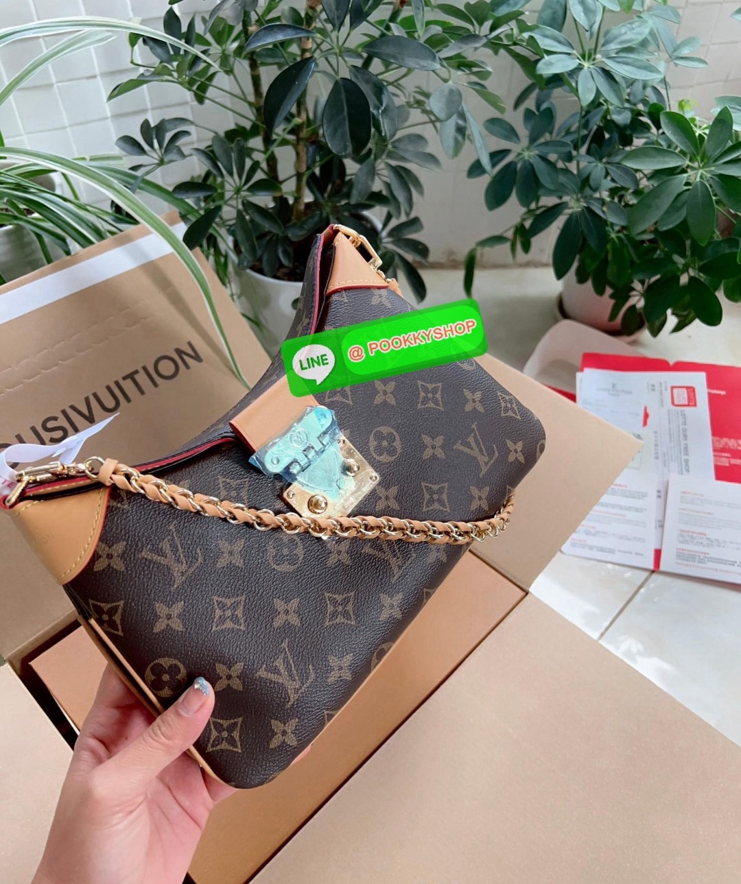 NEW IN เป็นอีกหนึ่งรุ่นที่สวยและดูดีมาก ห้าทพลาด! LOUIS VUITTON TWINNY BAG ((VIP GIFT DUTY FREE ตปท.)) 🔖พร้อมส่ง! เปิดออกมาน้องจะมีความหอมอ่อนๆในตัว คือดีย์มากๆ หนังแท้อย่างดี มีความนิ่ม ทรงสวย เก๋ ใช้ได้กับทุกๆวันไม่เบื่อเลยค่ะสาวๆ