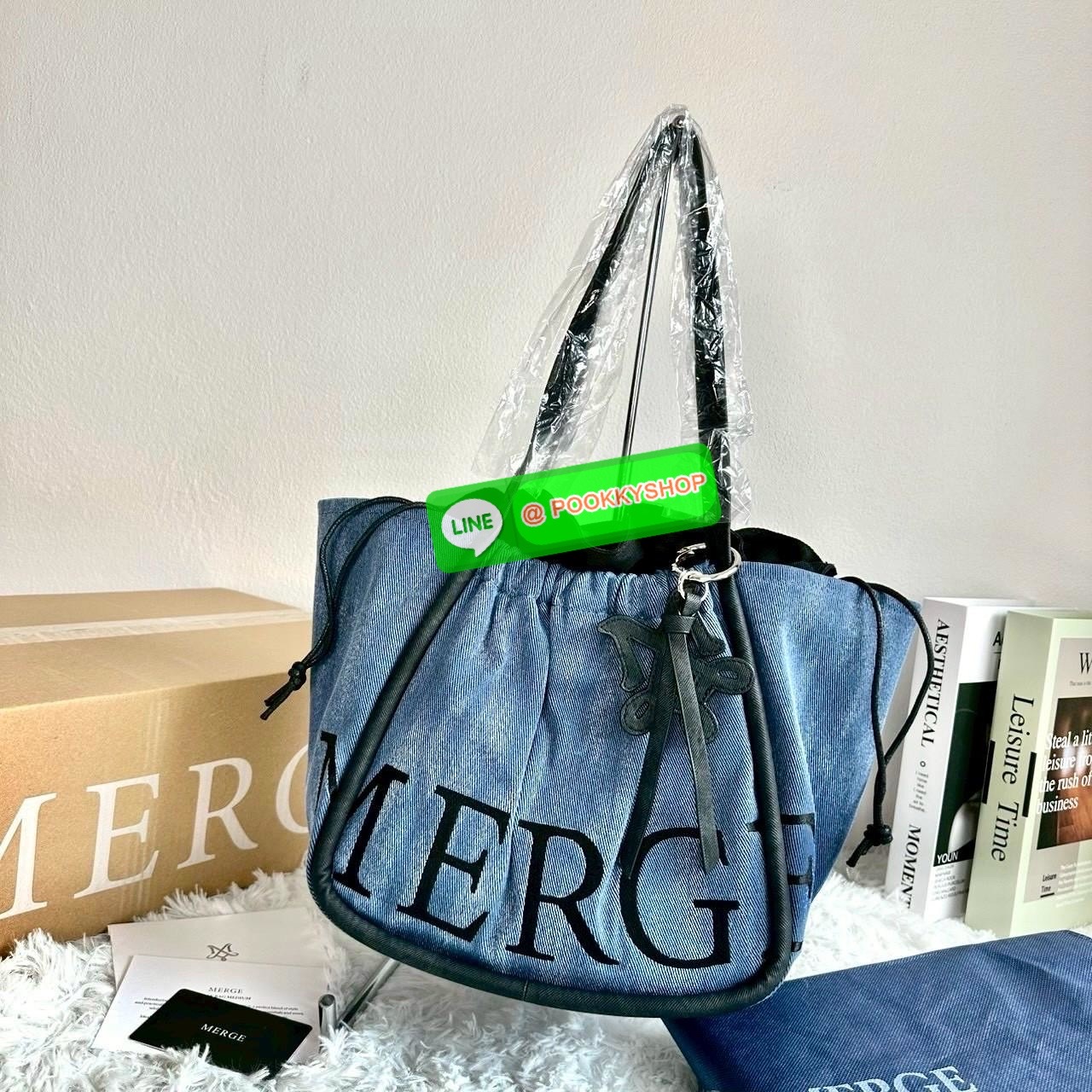 Merg A Day Bag Medium เฉดสีใหม่ 2 สี Smoky Denim กระเป๋ายีนส์ทรงโท้ท ดีไซน์เรียบเท่แต่มีลูกเล่นด้วยเชือกรูด เปิด-ปิดสะดวก ใบใหญ่จุของได้เยอะ มาพร้อมช่องด้านในและตัวล็อกสายคล้องกุญแจเพิ่มความปลอดภัย เหมาะกับสาวสายชิคที่ชอบสไตล์ลำลองแต่ยังดูมีคลาส ขนาดกระเป