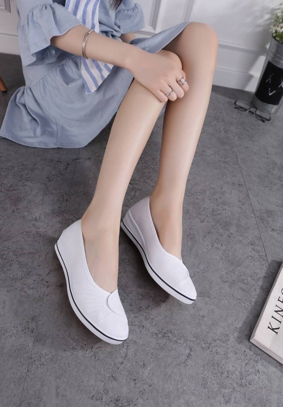 มาแล้วค๊าาา รอบที่แล้วหมดไวม๊ากก ใครรออยู่รีบๆสั่งค๊าา รองเท้าคัชชูลำลองสไตล์เกาหลี วัสดุผ้าแคนวาส พื้นยางพารา 1.5นิ้ว ทรงสโลปรับน้ำหนักเท้ายืดหยุ่นดีเยี่ยม ใส่สบายมากๆ แมชได้ทุกชุดค่ะ งานสวย ถ่ายจากสินค้าขายจริง 100%