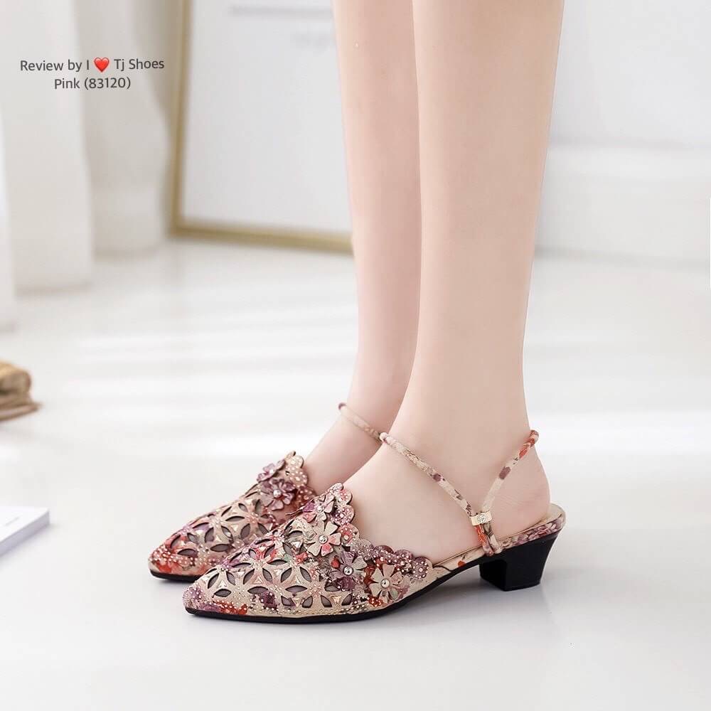 พร้อมส่ง เกร๋ขนาดนี้อดใจไหวหรอ !!! รองเท้าคัชชูสั่งทำพิเศษ ที่สวยเกร๋สุดๆ รองเท้ารุ่นนี้ใช้วัสดุเกรดพรีเมี่ยมทั้งหมด ผ้าลายเกร๋ๆ ใส่แล้วเท้าไม่อับใส่แล้วเท้าดูเรียว ใส่ได้ 2 แบบ น่ารักเพิ่มไปอีก น้ำหนักเบา แมทกับชุดอะไรก็เกร๋ก้สุดๆ ของจริงสวยมาก ตรงปกแน่น