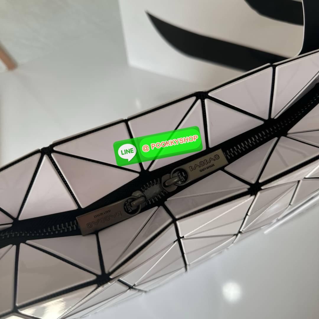 Bao bao Issey Miyake Rock Matte กระเป๋า Bao Bao ซีรีส์นี้จะเป็นทรงสี่เหลี่ยมผืนผ้าและทรงสี่เหลี่ยมจัตุรัส น้ำหนักเบา มีซิปปิดด้านบน ถือเป็นรุ่นที่เหมาะกับการใช้งานในชีวิตประจำวัน สามารถพับมุมและบริเวณด้านล่างของกระเป๋าเพื่อเพิ่มความสะดวกสบายในการใช้งาน ทั