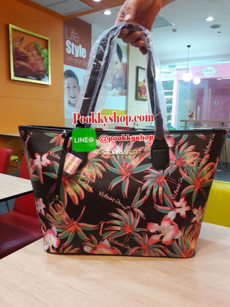 พร้อมส่ง Victoria's Secret Shopping Bag กระเป๋าอเนกประสงค์สุดสวยสะดุดตา วางตั้งได้ ไม่ยุบไม่ย้วย ใส่ของใช้สารพัดในทุกที่ทุกเวลา เปิดปิดง่ายๆด้วยกระดุมแป๊ก ฐานวางตั้งอยู่ทรงมีหมุดรองกระเป๋า พร้อมอักษรแบรนด์สีเงินแวววาวด้วยจ้า