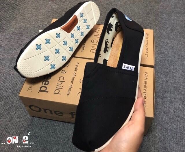 Toms Shoes พร้อมส่งค่ะส่งสุดฮิตรองเท้าสุดป๊อบมาทั้งลายNormal และลาย limited edition ใครรอรุ่นนี้อยู่ห้ามพลาดนะคะ