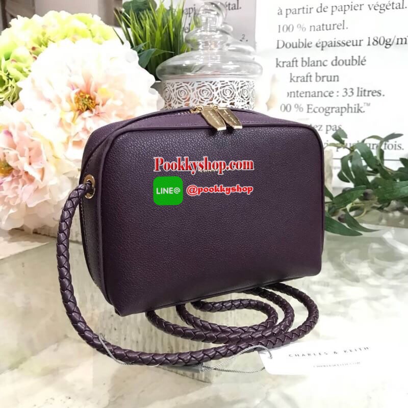 Don’t Miss! NEW ARRIVAL! CHARLES & KEITH SMALL CLASSIC CROSSBODY BAG กระเป๋าสะพายทรงเหลี่ยมรุ่นชนช็อปขนาดกำลังดีหนังสวยอยู่ทรงมีเทคเจอร์ เปิดปิดด้วยซิปหัวซิปแบรนด์ สามารถใส่ iphone ของใช้ได้เยอะมาพร้อมสายสะพายหนังถัก Crossbody ได้ เป็นอีกหนึ่งรุ่น Best Se