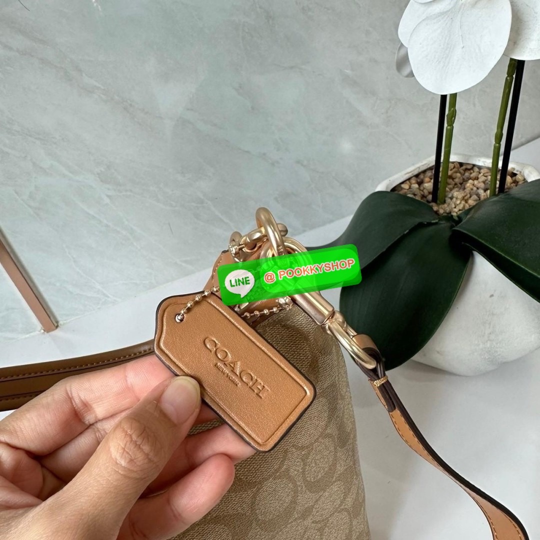 Coach Laurel Shoulder Bag Black CR148 🔖กระเป๋าสะพายข้าง/ไหล่ ทรง hobo สวยทันสมัยไม่มีเอาท์ 🔖วัสดุ : pebble leather 🔖เปิด - ปิด แบบซิปบน ภายในช่องโล่งกว้าง มีช่องรับแยกสองช่องมีซิปหนึ่งช่อง จุของได้เยอะ