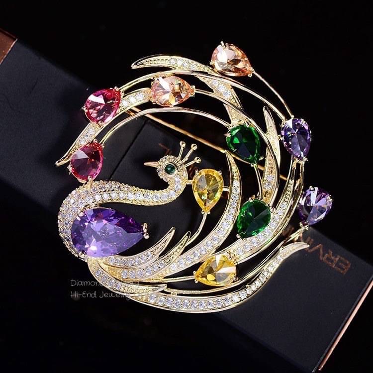 New Arrival !!! Diamond Brooch เข็มกลัดนกยูงงานเพชร CZ แท้ค่ะงานน่าร๊ากกก ดูดี งานสวยมากกกกก เพชรใส ไม่ขุ่นแม้แต่เม็ดเดียว ซื้อไปไม่ผิดหวังแน่นอนคะ กลัดเพิ่มมูลค่าชุดเก่งได้เยอะเลยจ้า