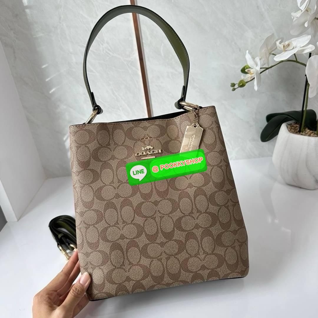 COACH TOWN BUCKET BAG IN SIGNATURE CANVAS (COACH 91512) 🔖 กระเป๋าสะพาย/ถือบัคเกต รุ่นคลาสสิคตลอดกาลไม่เอ้าท์ 🔖วัสดุ: แคนวาส ตัดหนังแท้ 🔖เปิด-ปิด กระเป๋าด้วยกระดุมแม่เหล็ก ภายในช่องโล่ง มีช่องซิปแบ่งตรงกลาง แยกเก็บของได้อย่างเป็นสัด