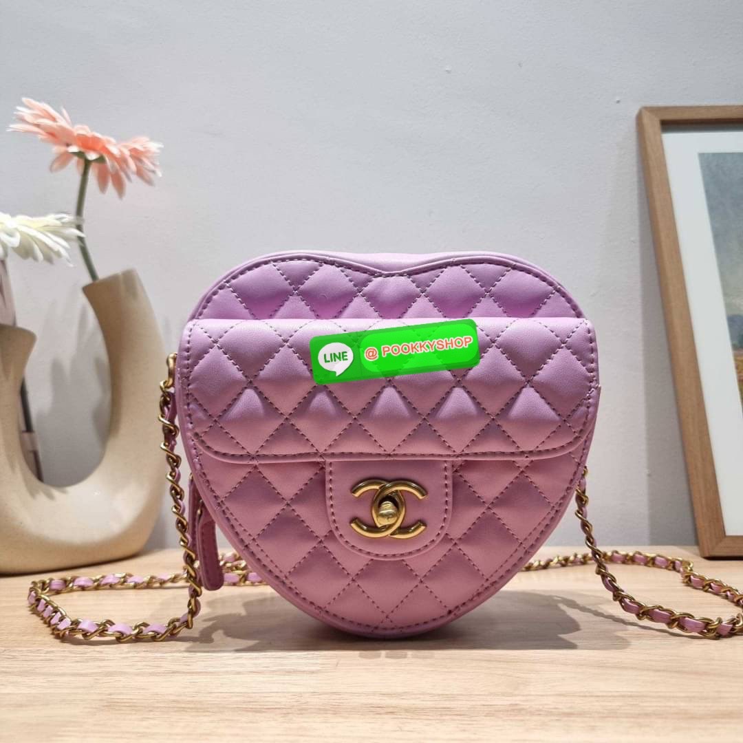 สวยมาก มงลงมาก!! พรีเมี่ยมกิ๊ฟ Chanel vip สุดพิเศษจากเคาน์เตอร์ duty free กระเป๋าสะพายสุดคิ้วท์ ที่ดีไซน์รูปทรงหัวใจไม่ซ้ำใคร น่ารักทุกสี น่าใช้ไปเลยแม่!! วัสดุหนังแกะฟอกสี เปิด-ปิดด้วยซิป ด้านหน้ามีช่องเก็บของจุกจิก ภายในเป็นช่องโล่ง ใส่มือถือ ใส่กระเป๋า