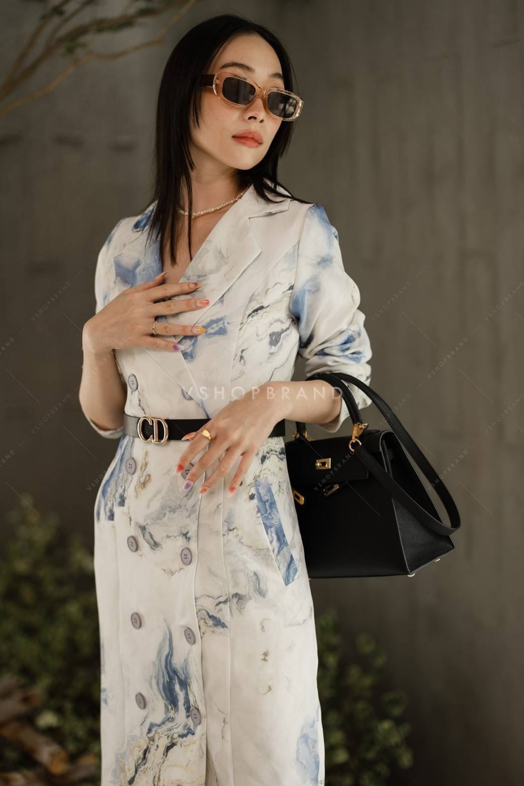 เดรสทรงสูทกระดุมคู่ พิมพ์ลวดลายหินอ่อน แต่งกระเป๋าข้าง มาพร้อมเข็มขัด CD ใส่แล้วเข้ารูป เก็บสรีระสวย ทางแบรนด์เลือกผ้าอย่างดีในการตัดชุด เย็บติดซับใน ใส่แล้วเรียบหรูดูผู้ดีมากค่ะ