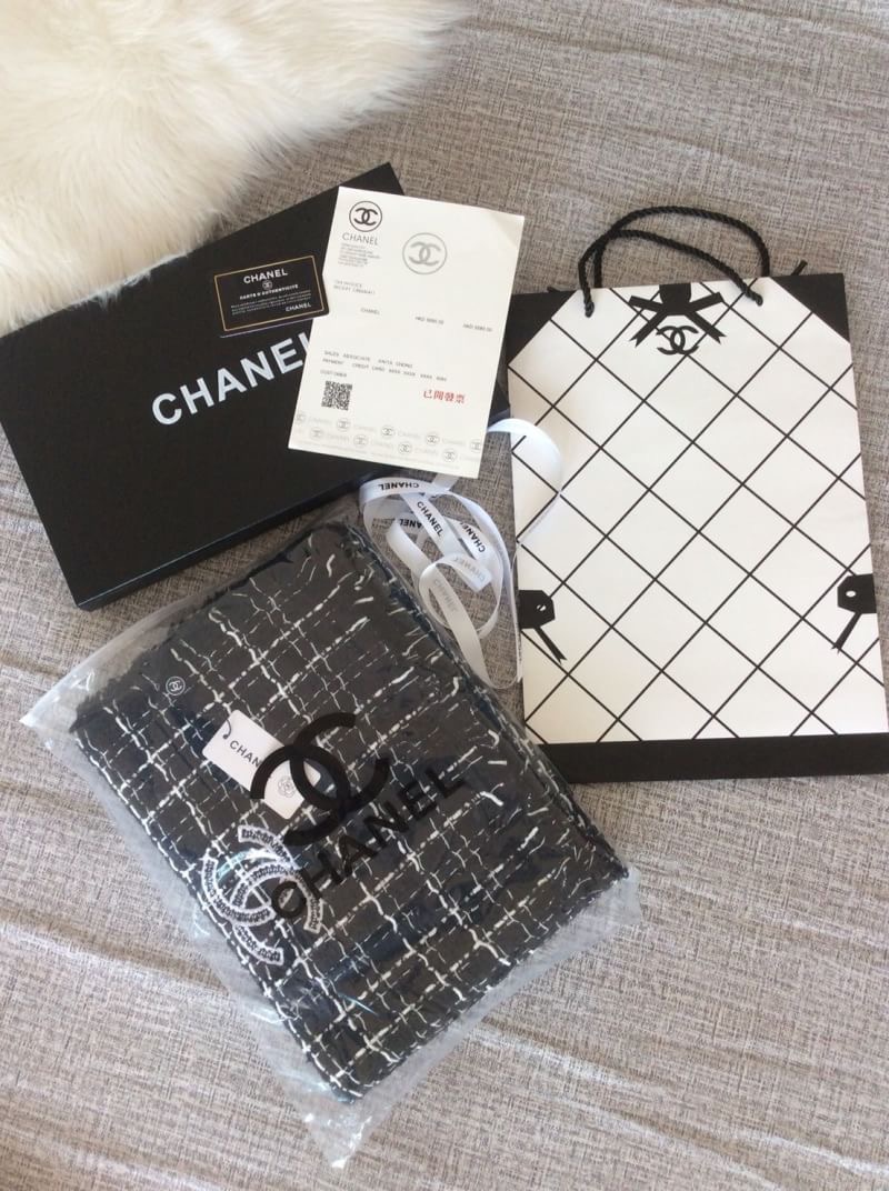 ราคานี้หาซื้อที่ไหนไม่ได้แล้ว พลาดแล้วจะเสียใจพูดเลยยคร้าา!! ของถูกและดีมีที่ร้านนี้จริงๆค่ะ Brand: CHANEL New ARRIVAL ผ้าคลุมไหล่ ผ้าพันคอ CHANEL คอเลคชั่นใหม่ปี 2018 ผ้า wool เนื้อดี เนื้อหนา นุ่ม ทอลาย ปักรูปสัญลักษณ์แบรนด์ ลายคมชัดค่ะ หนาวนี้ห้ามพลาดน