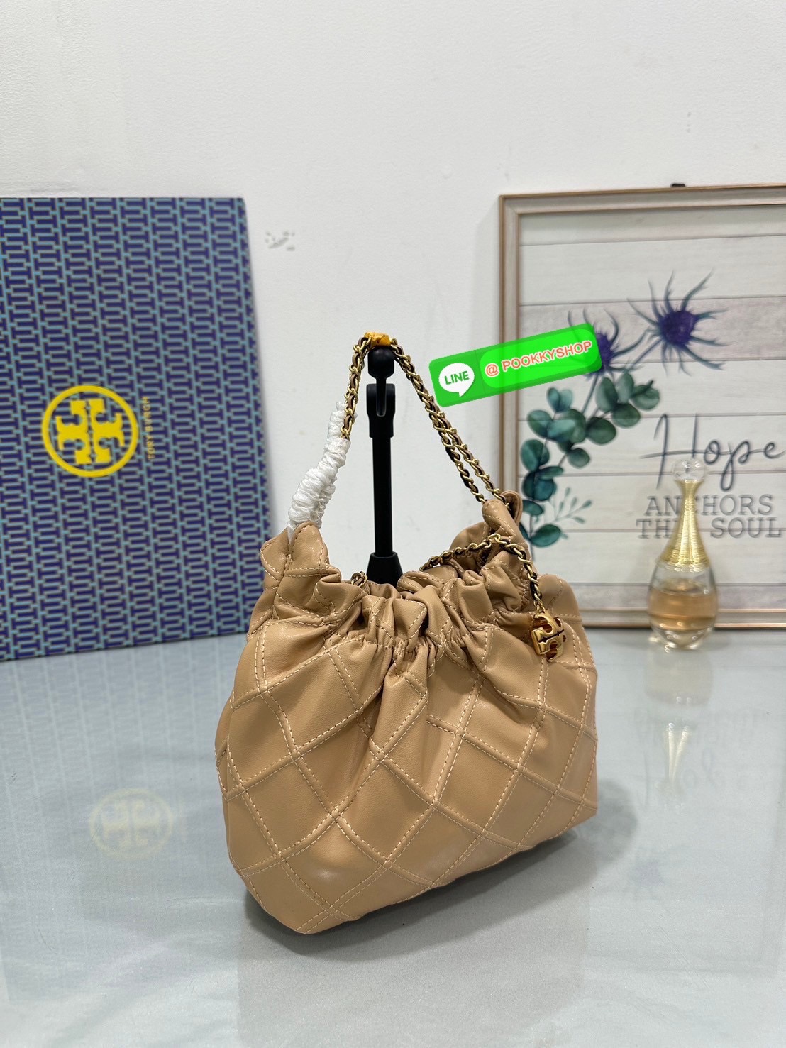 Tory Burch Fleming Drawstring Bag ผลิตจากหนังนิ่ม ตกแต่งด้วยลายไดมอนด์และสายโซ่