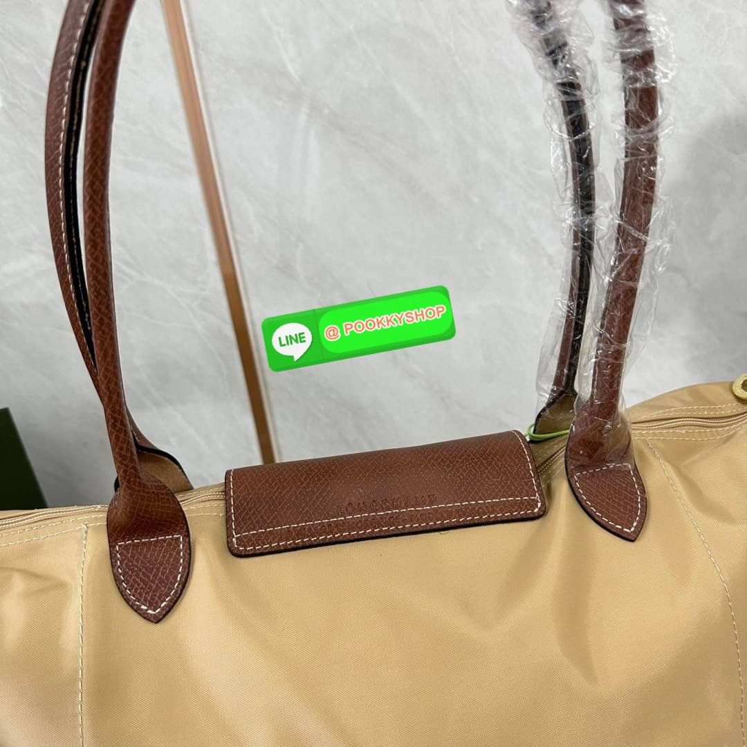 LONHGCHAMP LE PLIAGE ORIGINAL L TOTE BAG 🔖กระเป๋าสะพายไหล่ Le pliage ใบใหญ่ เรียบง่ายจุของได้เยอะ สามารถเก็บเอกสารหรือแล็ปท็อปได้คะ 🔖วัสดุ:ไนลอนเคลือบ 🔖เปิด-ปิดด้วยซิป ภายในกว้าง มีช่องลับแยกคะ 🔖สามารถพับเก็บได้พกพาสะดวกคะ