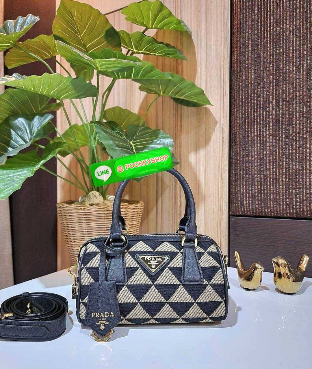 ✴️ห้ามพลาด!✴️PRADA FABRIC MICRO BAG VIP GIFT WITH PURCHASE (GWP) กระเป๋าพรีเมี่ยมกิ๊ฟ Limited จาก PRADA DUTYFREE COUNTER โดดเด่นที่วัสดุ Jacquard Fabric Micro ดีไซน์สวยคลาสสิคขนาดกำลังดี หูกระเป๋าประดับTagแบรนด์ถอดออกได้ ภายในมีโลโก้ ใส่มือถ