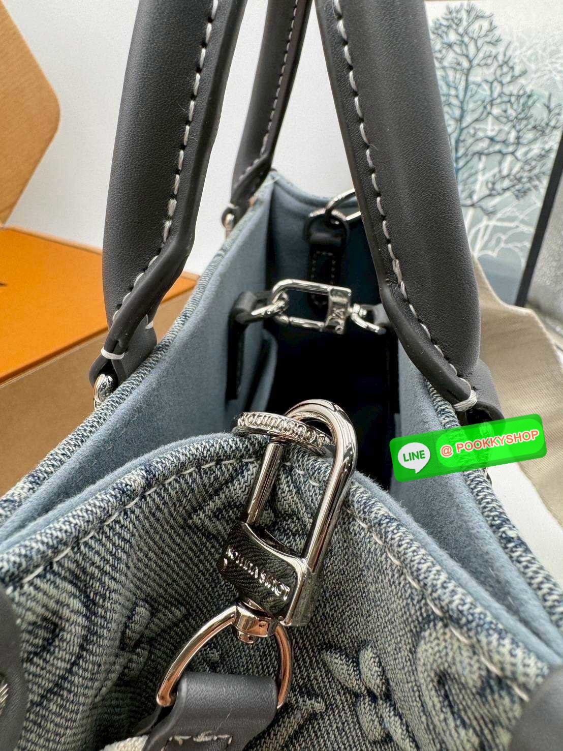🕊️ LV Onthego Denim Vintage Tote Bag กระเป๋าทรงโท้ทเดนิมสไตล์วินเทจ รุ่นใหม่ปั้มลายโมโนแกรมบนเดนิมสุดไอคอนิก ที่ใครเห็นต้องเป็นคลั่งรัก ผู้ดี หรูหราได้ทุกลุค ทุกสไตล์ มาพร้อมหูจับในตัวภายในโล่งกว้างมาก จุของได้แบบสบายๆ จะโอกาสไหนๆ ก็หยิบมาใช้ได้แบ