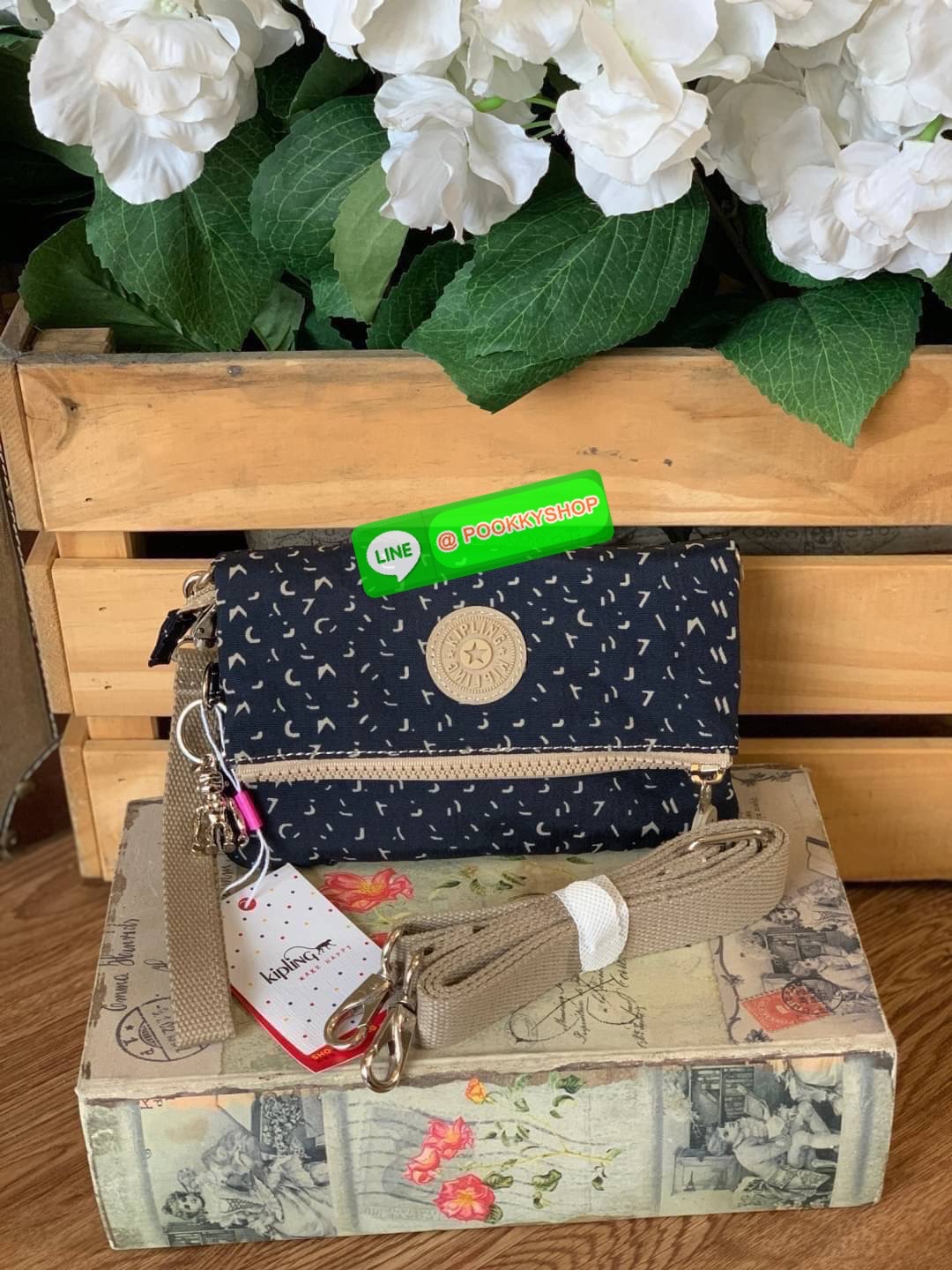 💕 Kipling Multiple Small Crossbody Belt Bag 3 in 1 กระเป๋าที่เป็นได้มากกว่าถือคลัชท์ ขนาดกะทัดรัด มีสะพายแยกนำมาสะพายไหล่หรือคาดอก คาดเอวก็ได้ มีสายสะพายสั้นและยาวอย่างละ1เส้น ถอดสับเปลี่ยนใช้งานได้ และยังสามารถถอดสายออก ใช้เป็นกระเป๋าคลัชได้ ใช้ง