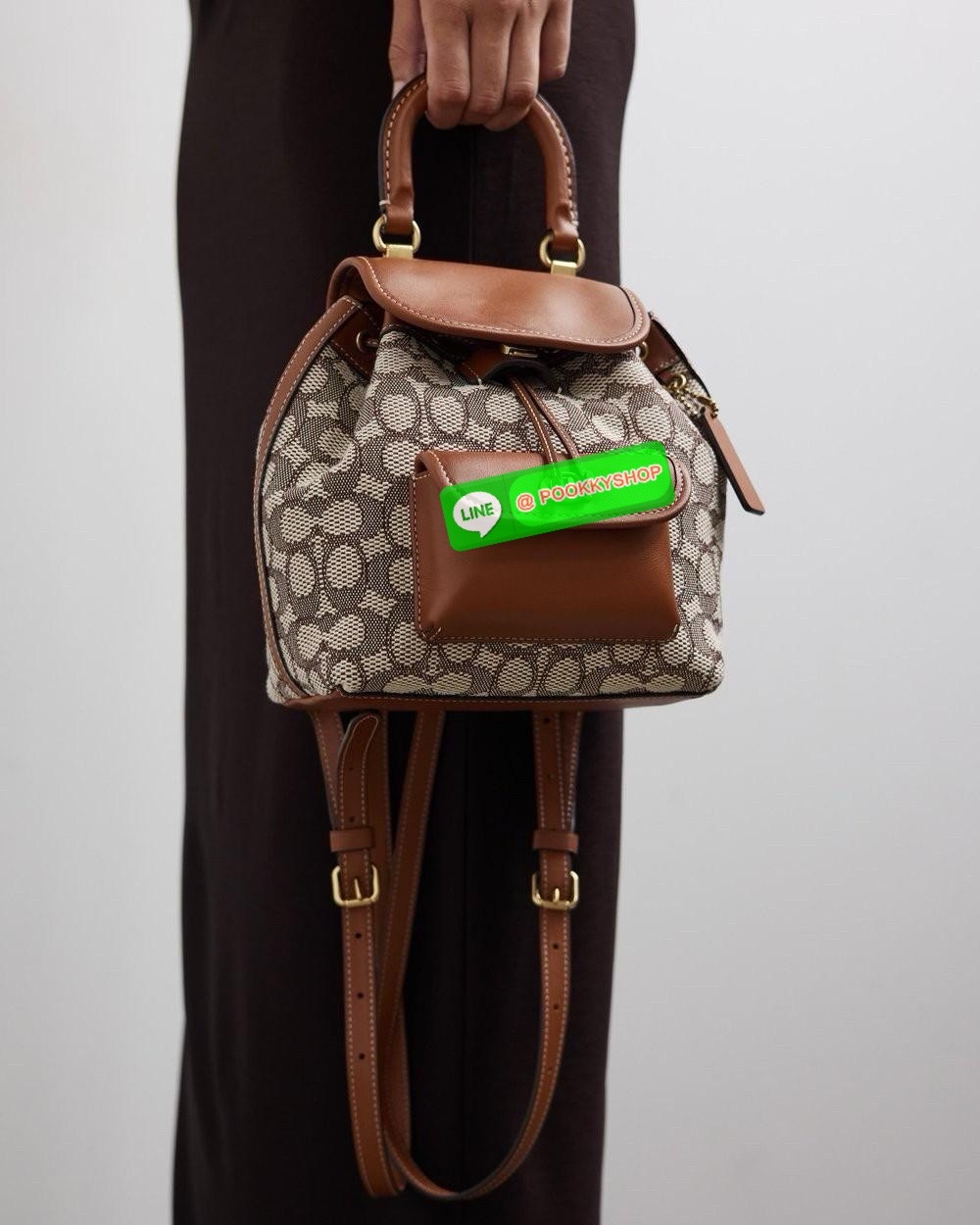 COACH RIYA BACKPACK 21 IN SIGNATURE TEXTILE JACQUARD (CH591) 🔖กระเป๋าเป้ดีไซน์ใหม่ไซส์มินิน่ารัก 🔖วัสดุ ผ้า jacquard ทอลาย ตัดสลับหนังแท้ 🔖 เปิด-ปิดแบบกระดุม ปากกระเป๋าสามารถกดล็อคเปิดปิดและมีเชือกรูดอีกชั้น ภายในโล่งกว้างใส่ของได้