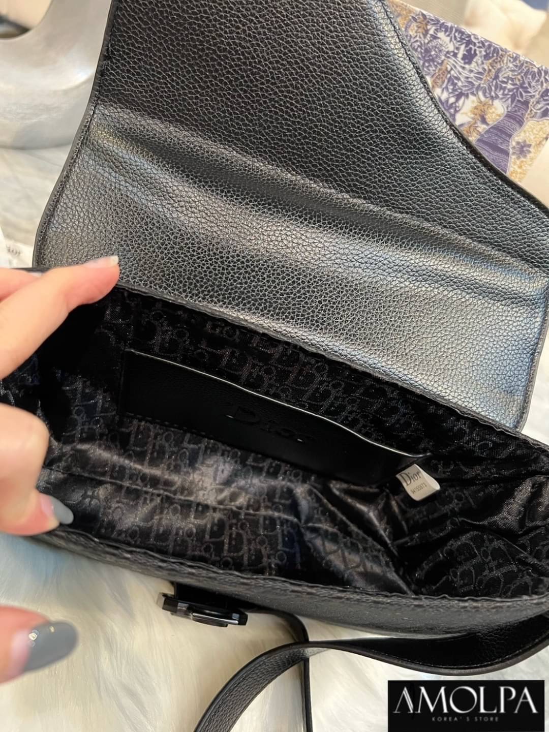 กระเป๋า CHRISTAIN DIOR SADDLE POUCH งานสวยมากก เหล่าบรรดาเซเลปทั้งหลายก็สะพายกัน