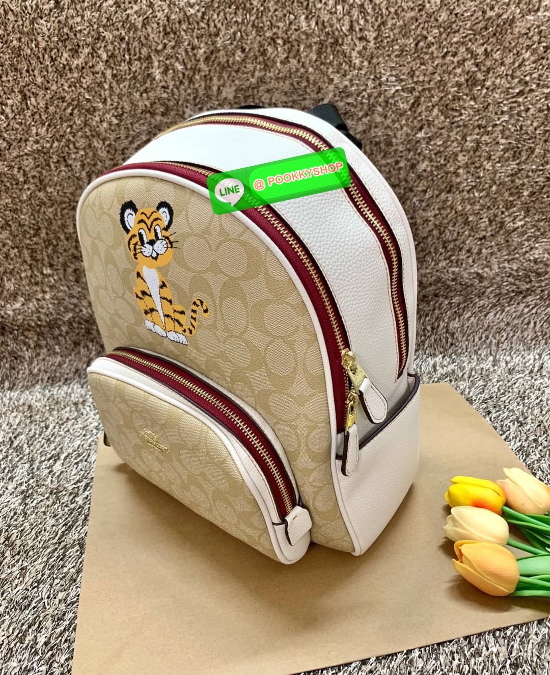 NEW ARRIVAL! น้องแมวเสือน่ารักมากๆเลยค่าา! COACH COURT BACKPACK IN SIGNATURE WITH TIGER ((C7317)) พร้อมส่ง น่ารักขนาดนี้ ไม่มีได้งัยย! กระเป๋าสะพายหลังแบบมีหูหิ้ว รุ่นนี้ใช้ทั้งแท้อย่างดีทั้งใบ ลายหนังสวย นิ่มดีมากๆเลยค่ะ ด้านหน้าสกรีนลายรูปแมวเสือตระกูลเ
