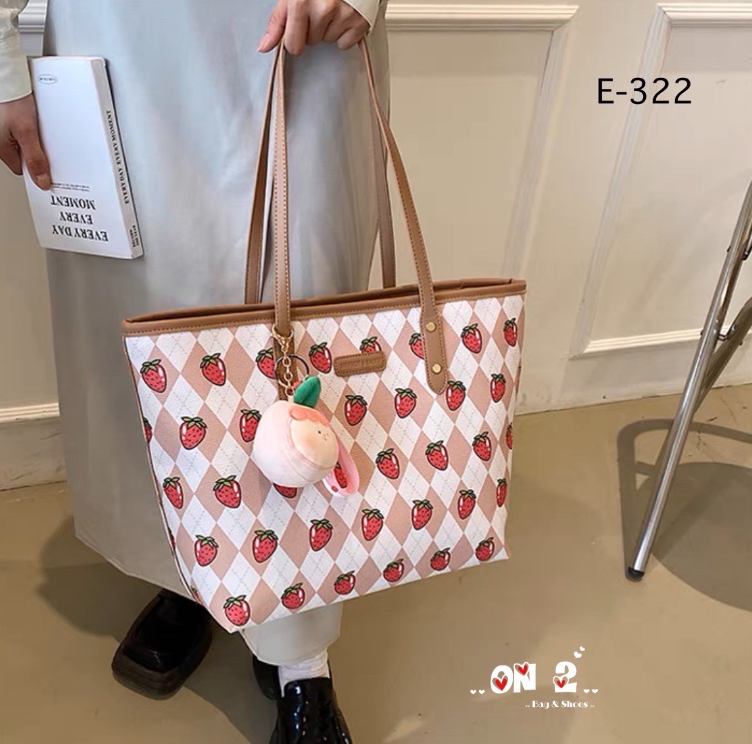 NEW-IN 🤎 Tote bag ทรงนี้จุได้เยอะมากๆค่า ใส่ I Pedได้นะคะ มาใหม่ ลายสตรอเบอรี่ สวยน่ารักมากค่ะ แนะนำสุดๆค้า จุได้เยอะ
