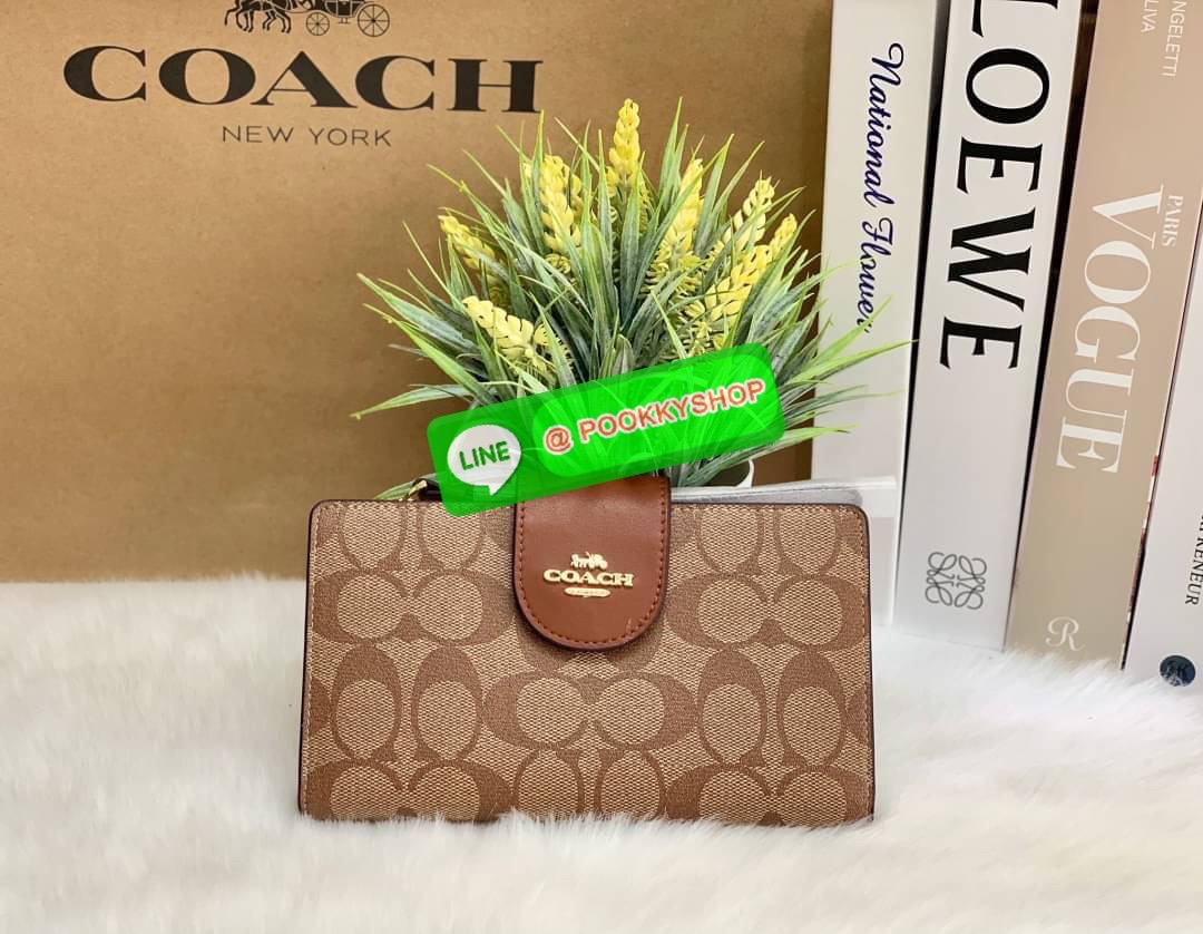 COACH TECH WALLET IN COLORBLOCK SIGNATURE ((C2874)) ✔️กระเป๋าเงินใบยาว หนังแท้ พร้อมสายคล้องมือในตัวค่ะ ✔️เปิดปิดด้านหน้าแบบฝากระดุม ภายในมีช่องใส่ธนบัตร2ช่อง ;สามารถใส่มือถือ iphone 10 xs max ได้เลยค่ะ ✔️มีช่องเสียบธนบัตร7ช่อง;พร้อมช