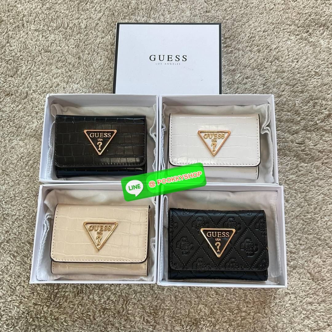 รุ่นใหม่ล่าสุด! GUESS SHORT WALLET กระเป๋าสตางค์ใบสั้นสองตอน วัสดุตัวหนังลายสวยหรูพิมพ์ลายทั้งใบ เปิดปิดด้วยกระดุม ด้านในบุผ้าปั้มแบรนด์มีช่องใส่รูป และใส่บัตรได้อีกหลายช่อง มาพร้อมช่องใส่ธนบัตรหนึ่งช่อง สวยคุ้ม สไตล์มินิ สำหรับคนไม่ชอบพกเงินเยอะ แนะนำใบน