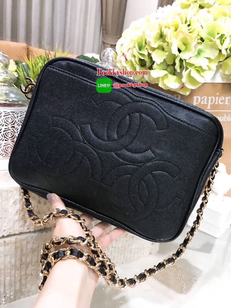 ห้ามพลาด! New! Chanel Shoulder Bag With Chain VIP Gift With Purchase (GWP) รุ่น Limited พรีเมี่ยมกิ้ฟ Chanel Perfume Counter ทรงเหลี่ยมขนาดกำลังดีวัสดุหนังคาเวียร์สวยหรูอยู่ทรง เปิดปิดด้วยซิปหัวซิปแบรนด์ ด้านหน้าปั้มโลโก้แบรนด์ ภายในมีโลโก้และช่องซิป ใส่ก