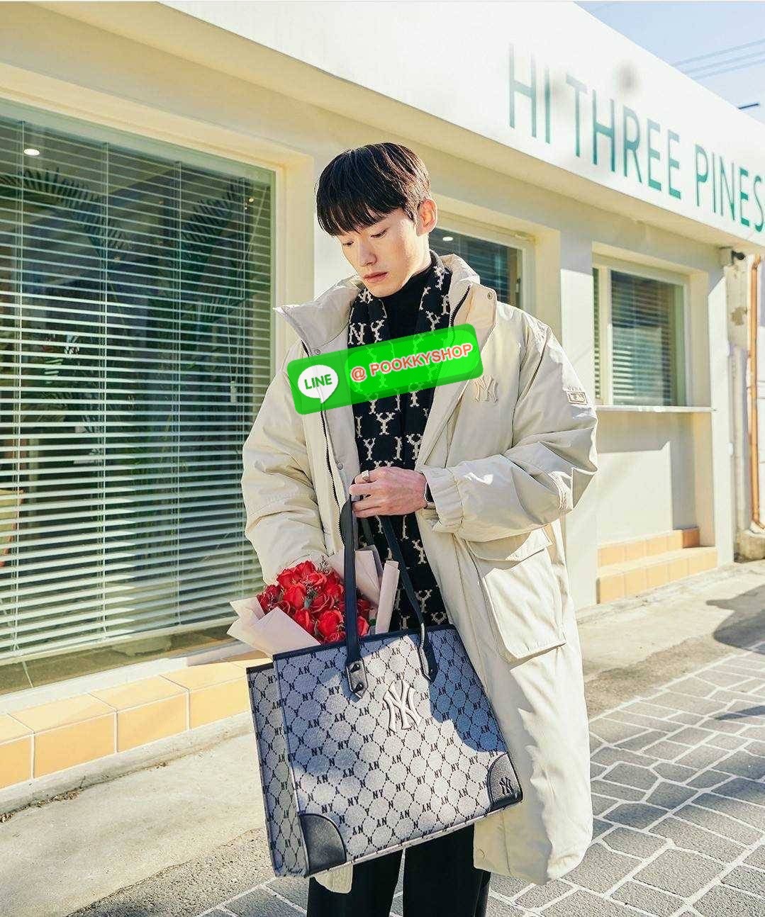 MLB MONOGRAM TOTE BAG กระเป๋าทรงโท้ท ใบใหญ่จุคุ้ม ที่มีกิมมิคไม่เหมือนใคร ด้วยดีไซน์ลวดลายโมโนแกรมเอกลักษณ์ ปั๊มลงบนผ้าแคนวาสและหนัง pu คุณภาพดี สวยคม ปากกระเป๋ามีอะไหล่เกี่ยวกันของหล่นได้ มาพร้อมสายสะพายในตัว ภายในโล่งกว้างมาก ใส่ของสำคัญได้แบบไร้กังวล ห