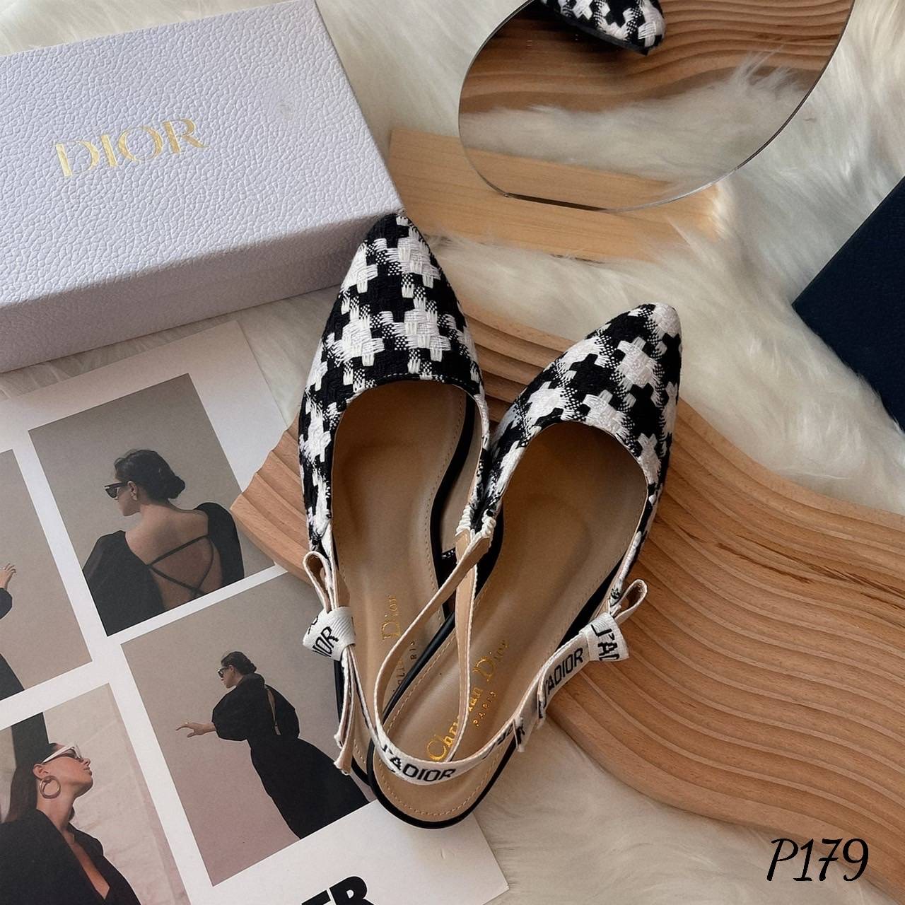 พร้อมส่ง มาใหม่ค่ะ รองเท้าคัทชูทรงหัวแหลม D ior ผ้าทอลาย ชิโนริ ลายใหม่ล่าสุด ตัวสายด้านหลัง เป็นรัดส้นตัดต่อยางยืด ทำให้สวมใส่ง่าย ไม่ขาด แข็งแรง ทรงสวยเก็บหน้าได้ดี ผ้านิ่มซับหนังนิ่มด้านในอีกชั้น คือน่ารักมาก ไม่ไหว เกินต้านสุดๆเลยค๊า