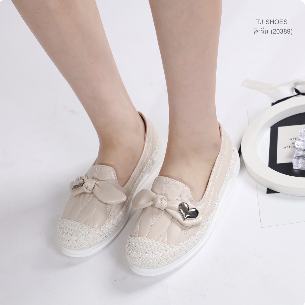 พร้อมส่งแบบใหม่มาแรง รุ่นนี้เป็นงานสั่งทำพิเศษ คุณภาพดีมากๆ - หนังรุ่นนี้นิ่ม นิ่มมากนิ่มสุดๆ - พื้นบุนวมนิ่มใส่นุ่มสบายมาก น้ำหนักเบา - ใส่นุ่มเดินทั้งวันได้สบายมากๆ - สวยใส่ง่าย แมทได้กับทุกชุด ใส่ได้ตลอดไม่ตกเทรนด์ - ส้นเกรดพรีเมี่ยมกันลื่นอย่างดี