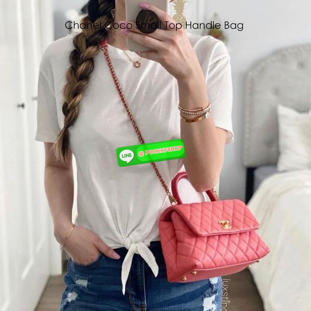 CHANEL Coco Small Top Handle Bag กระเป๋าสะพายสุดคลาสสิค สวยหรูพร้อมมือจับในตัว อะไหล่ทองสวยมาก มาพร้อมกล่อง อปก ครบเซ็ท รอบนี้จัดราคาพิเศษสุดคุ้มค่ะ โดดเด่นและดูแพง ไม่อยากให้พลาดเลยน้า