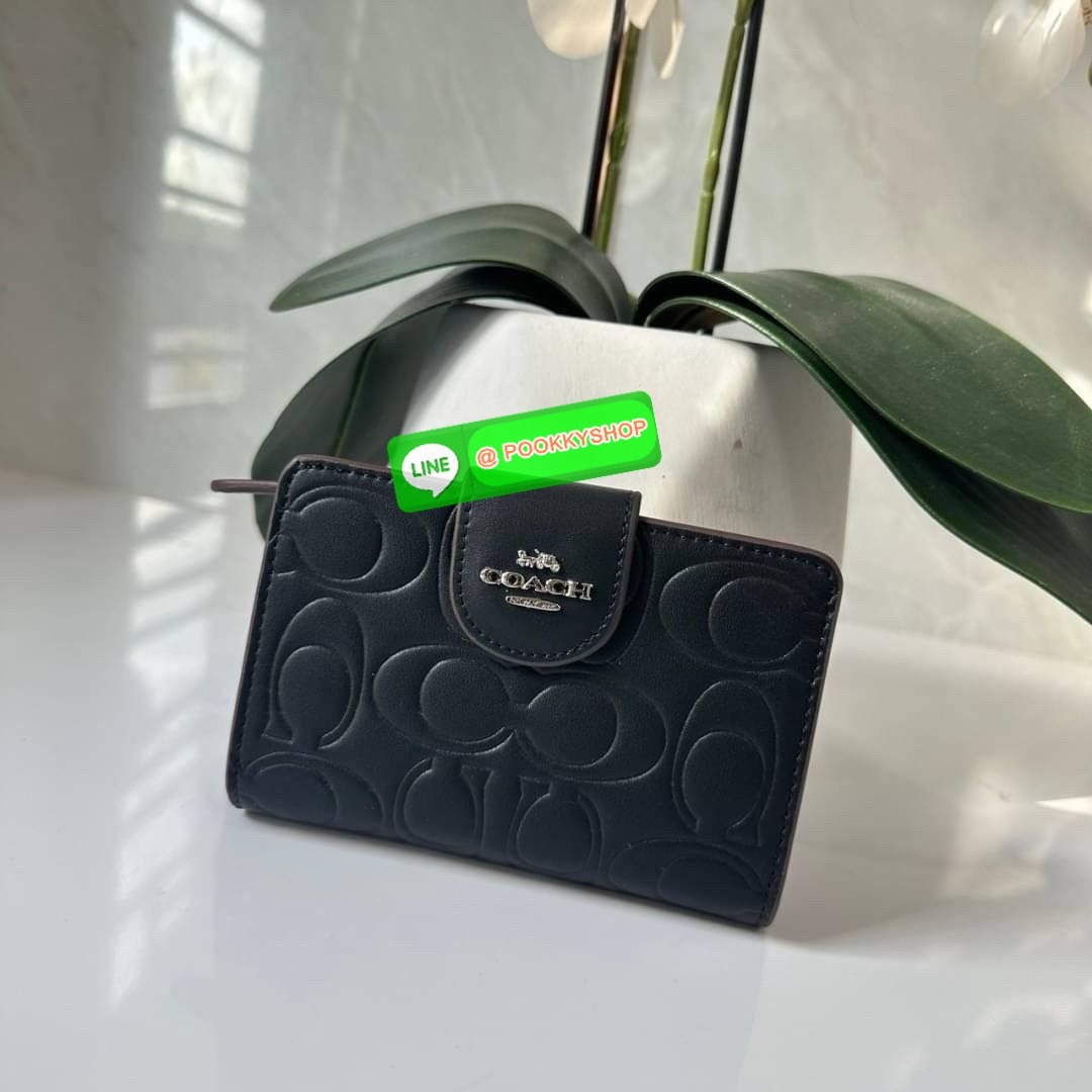 Coach Medium Corner Zip Wallet With Signature Leather 🔖กระเป๋าตังใบกลาง คอลเลคชั่นใหม่ หนังนิ่ม ลายC นูน สวยมาก 🔖วัสดุ: หนังแท้ 🔖เปิด - ปิดแบบกระดุม มีช่องใส่แบงค์ ใส่ธนบัตรได้ทุกชนิด ช่องใส่บัตร ใส่เหรียญ