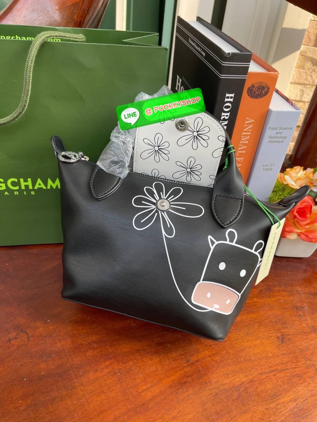 Longchamp Year of OX LE PLIAGE CUIR TOP HANDLE BAG XS Celebrate 2021! ต้อนรับปีวัวด้วยคอลเล็คชั่นพิเศษ วัสดุหนังเมทิส (Metis) หรือหนังแกะเนื้อนุ่มมาพร้อมหูจับขนาดสั้นเหมาะถนัดมือ กระเป๋าทรงไอคอนนิกพร้อมลวดลาย animation สุดน่ารักตรงยุคสมัย เอาใจผู้ที่ชื่นช