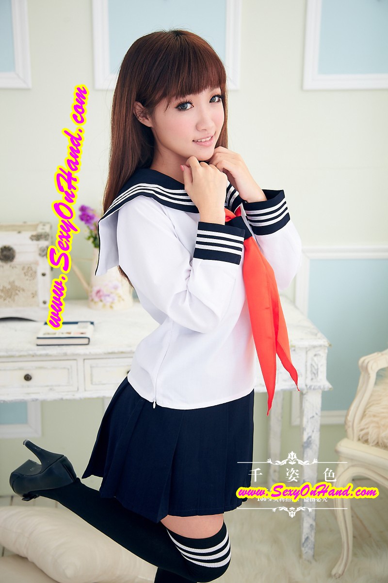 ชุดคอสเพลย์ นักเรียน ญี่ปุ่น ปกทหารเรือ ผูกโบว์สีแดง แบบสวยเปรี้ยว คลาสสิค น่ารักมากๆคะ + ถุงเท้าดำ ขอบขาว เข้าเซ็ทจ๊ะ