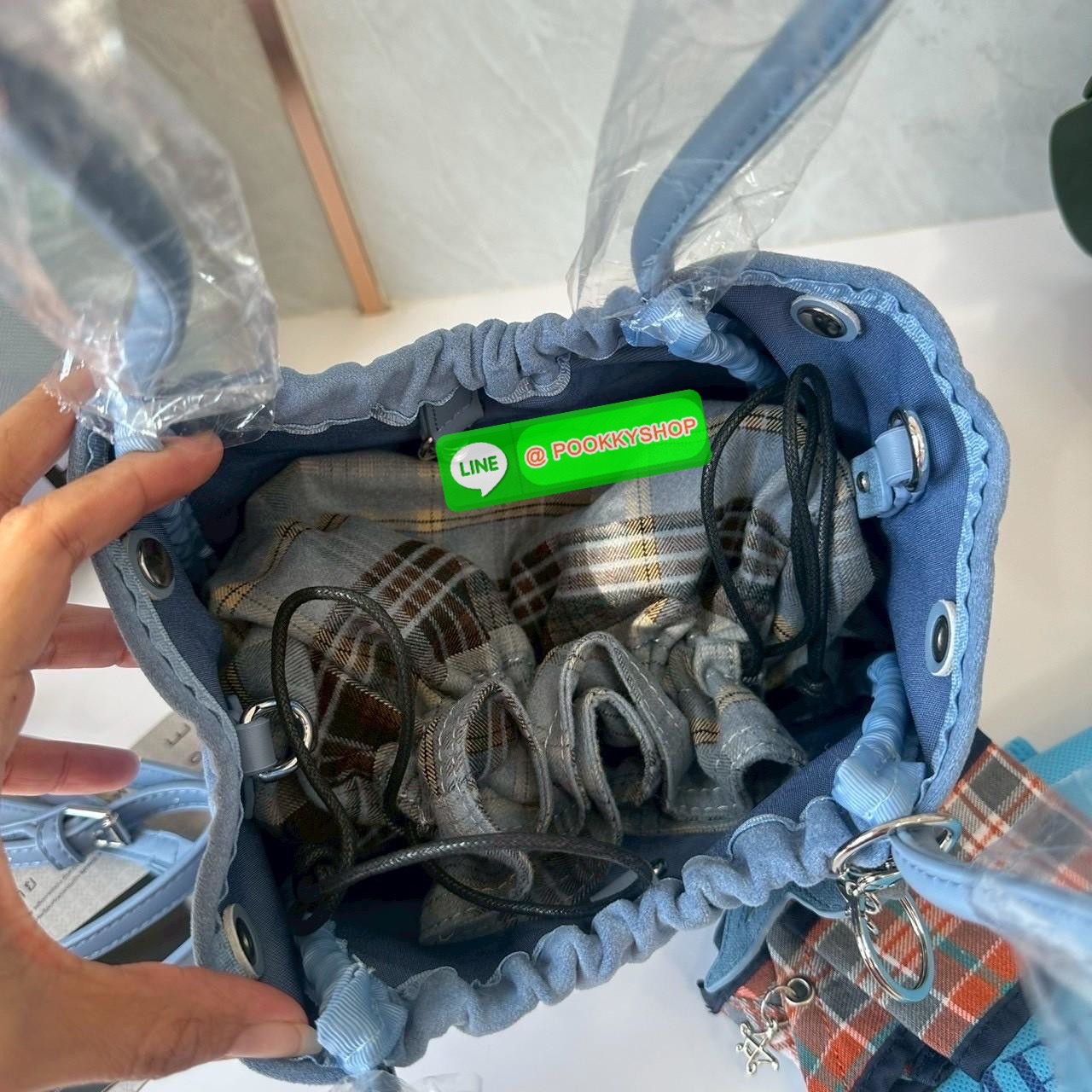 A Day Bag Mini’ in suede กระเป๋าหนังกลับเนื้อเนียน สายเกาหวานปนเท่ MERGE คอลเลกชันพิเศษ ดีไซน์เก๋พร้อมพวงกุญแจลายพิเศษ เข้าเซ็ตสุดคุ้ม!ใบเล็กสามารถ พกพาง่าย น้ำหนักเบา กระเป๋าหูรูดด้านใน ผลิตจากผ้าลายสก็อต ตัวกระเป๋ามี Snap ด้านข้าง ที่สามารถพับปีกกระเป๋า