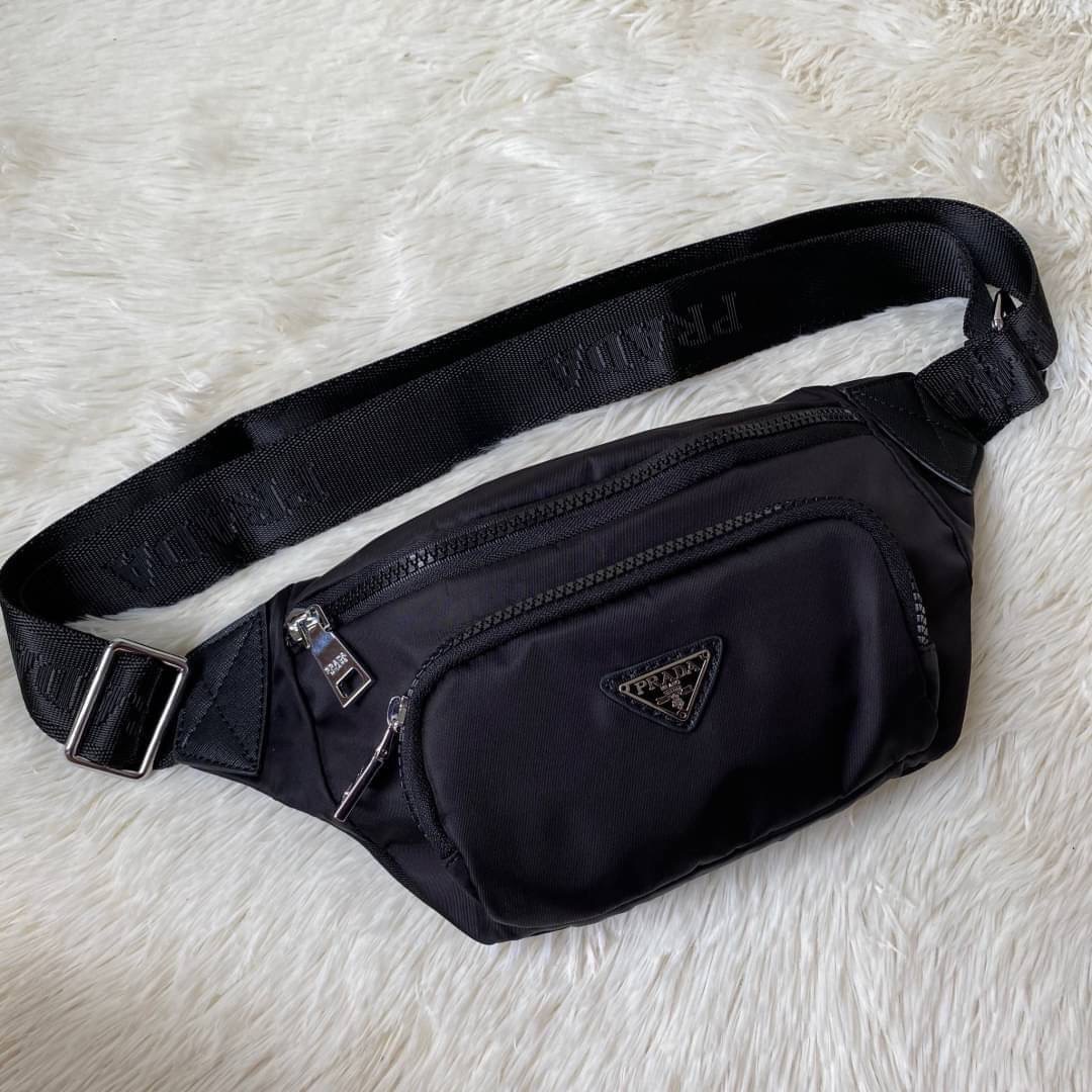 พร้อมส่งค้าา กระเป๋าคาดอก จากแบรนด์ Prada วัสดุทำจากผ้าNylon อย่างหน้า อยู่ทรงสวยเลยคะ ขนาดกะทัดรัด ใส่มือถือ บัตรเครดิต ได้เหลือๆ ด้านหน้ามีช่องซิปแยกให้คะ ด้านในบุผ้าลายแบรนด์อย่างดี มีป้ายโลหะแบรนด์ พร้อมช่องใส่ของแยกอีกด้วยคะ อะไหล่เงินทั้งใบ รุ่นนี้แ