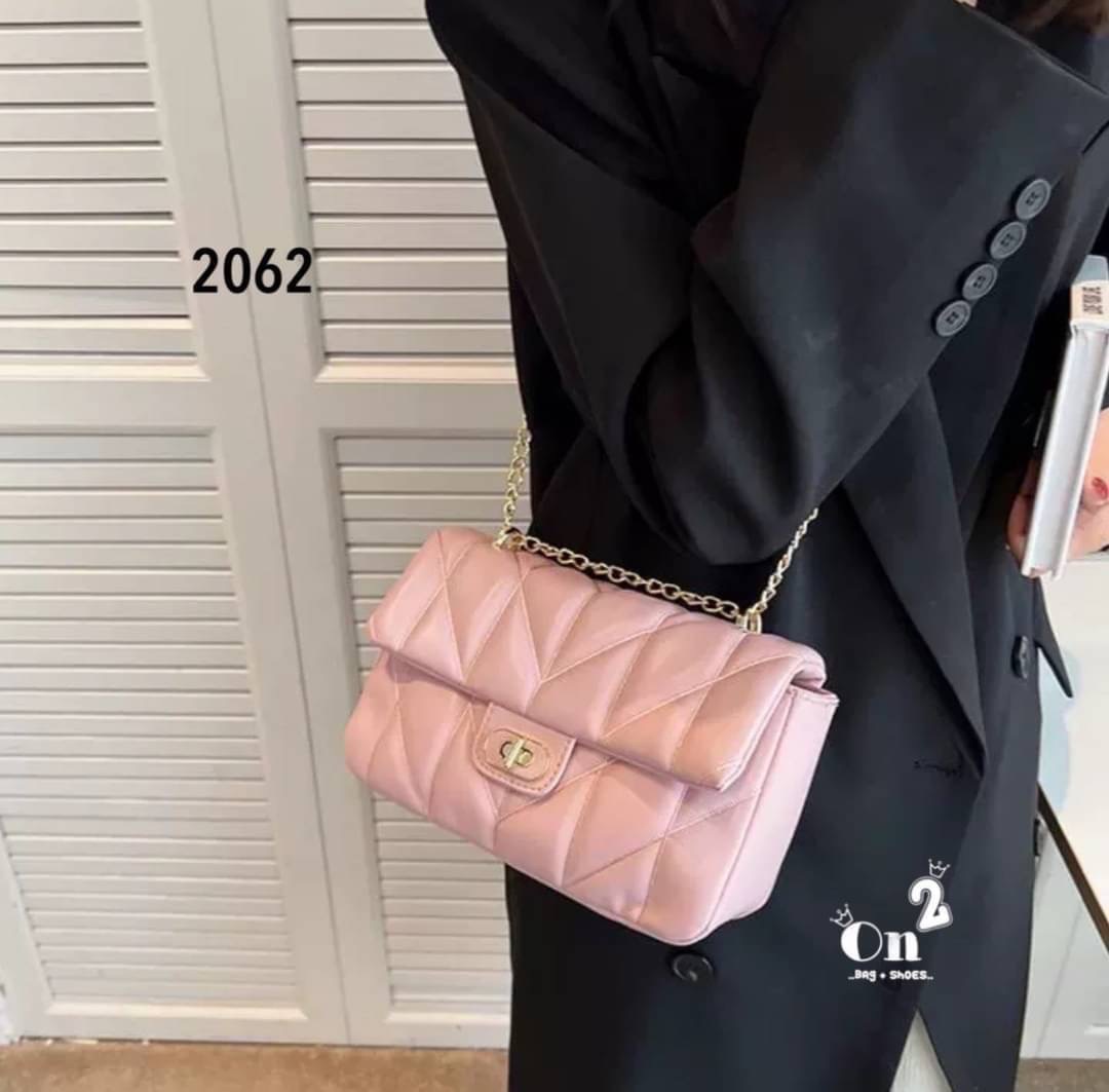 NEW-IN 🤎 หลงรักตั้งแต่แรกเห็นนน สั้นๆ “ของมันต้องมี” งานสไตล์แบรนด์ ขนาดกำลังดี ✔️ใส่คสอ. ✔️ใส่มือถือได้ครบค่า เอาจิงคือ ดีทุกสีสวยหรู ไม่สั่งยังไงไหววว