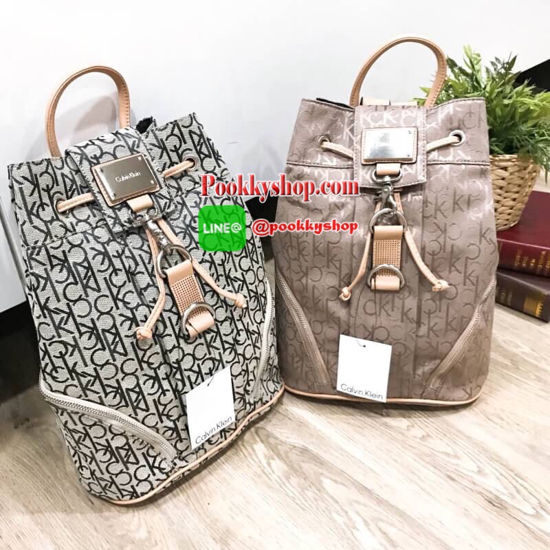 พร้อมส่ง NEW! CALVIN KLEIN JEANS BACKPACK BAG กระเป๋าสะพายรุ่นใหม่ล่าสุดจาก Calvin Klein Jeans วัสดุ Canvas + Polyester 100% คุณภาพดีเนื้อหนาพิมพ์ลายCk รอบใบ เปิดปิดด้วยฝาปิดประดับโลโก้อะไหล่เงิน ด้านข้างมีช่องซิป ภายในมีโลโก้ ช่องซิป ช่องมือถือ ใส่ ipad