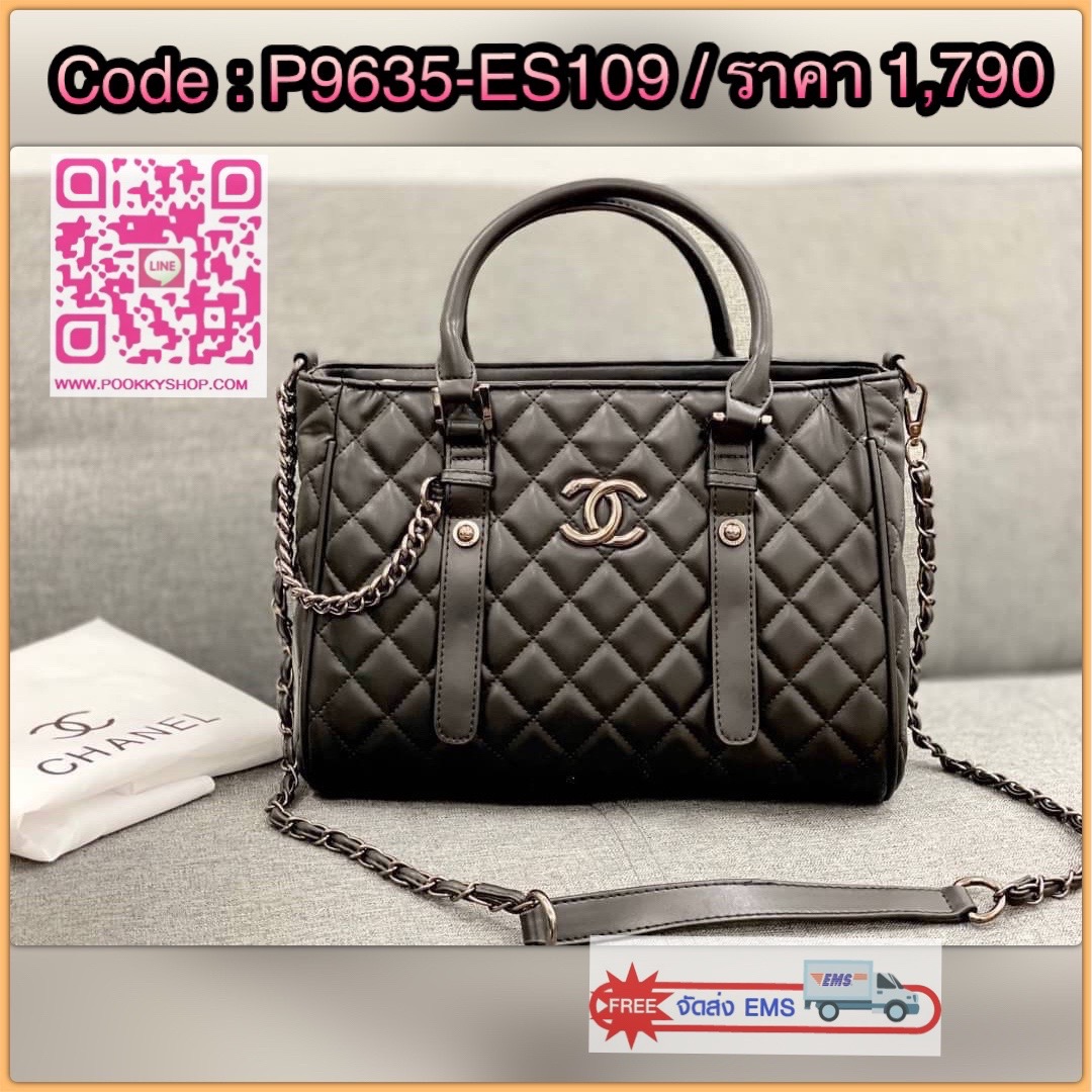 VIP CHANEL กระเป๋าถือหรือสะพายไหล่ ทรงยอดนิยมวัสดุหนังแกะแท้ ลายตาราง น้ำหนักเบาโดดเด่นลายแบรนด์ด้านหน้ากระเป๋าเอกลักษณ์ของคอลเลคชั่นนี้ หูจับหนัง แข็งแรงพับลงได้ด้านหน้ามีโลโก้เเบรนด์ มีช่องแบ่งถึง 3 ช่องเป็นสัดส่วน มีช่องใส่มือถือ ใส่ ipad ได้ ภาพถ่ายจา