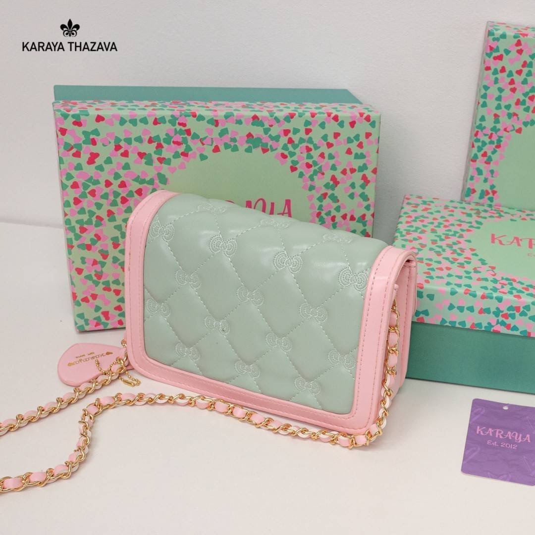 พร้อมส่ง!! KARAYA THAZAVA รุ่นใหม่ พร้อมกล่องแบรนด์ งานสวย สีหวาน น้องน่ารักมากๆค่ะ กระเป๋าสะพาย แบรนด์แท้ Karaya 100% ขนาดกำลังน่ารักพกพาง่าย วัสดุหนัง PU เกรดพรีเมี่ยม สีทรูโทน หวานละมุน น่าใช้มากค่ะ สายสะพายยาวแบบโซ่ปนหนัง ตัวกระเป๋าแต่งลายแบบน่ารักสวย
