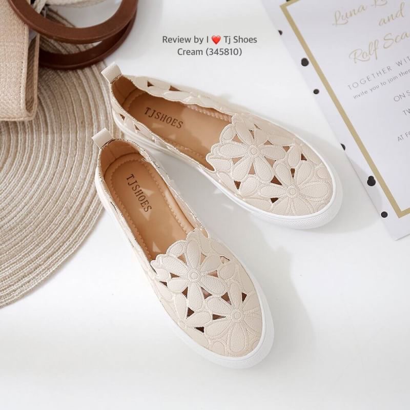 พร้อมส่งรองเท้าเพื่อสุขภาพ ที่ทั่งเกร๋ทั้งน่ารักสุดๆ รองเท้ารุ่นนี้เป็นงานสั่งทำพิเศษ หนังนิ้มนิ่ม ฉลุลายน่ารักๆ มีรูระบายอากาศใส่แล้วเท้าไม่อับ น้ำหนักเบา ใส่นุ่มเดินทั้งวันได้สบายมากๆ แมทกับชุดอะไรก็เกร๋ก็น่ารักสุดๆ เป็นรุ่นแนะนำ ซื้อไปรับรองไม่ผิดหวัง