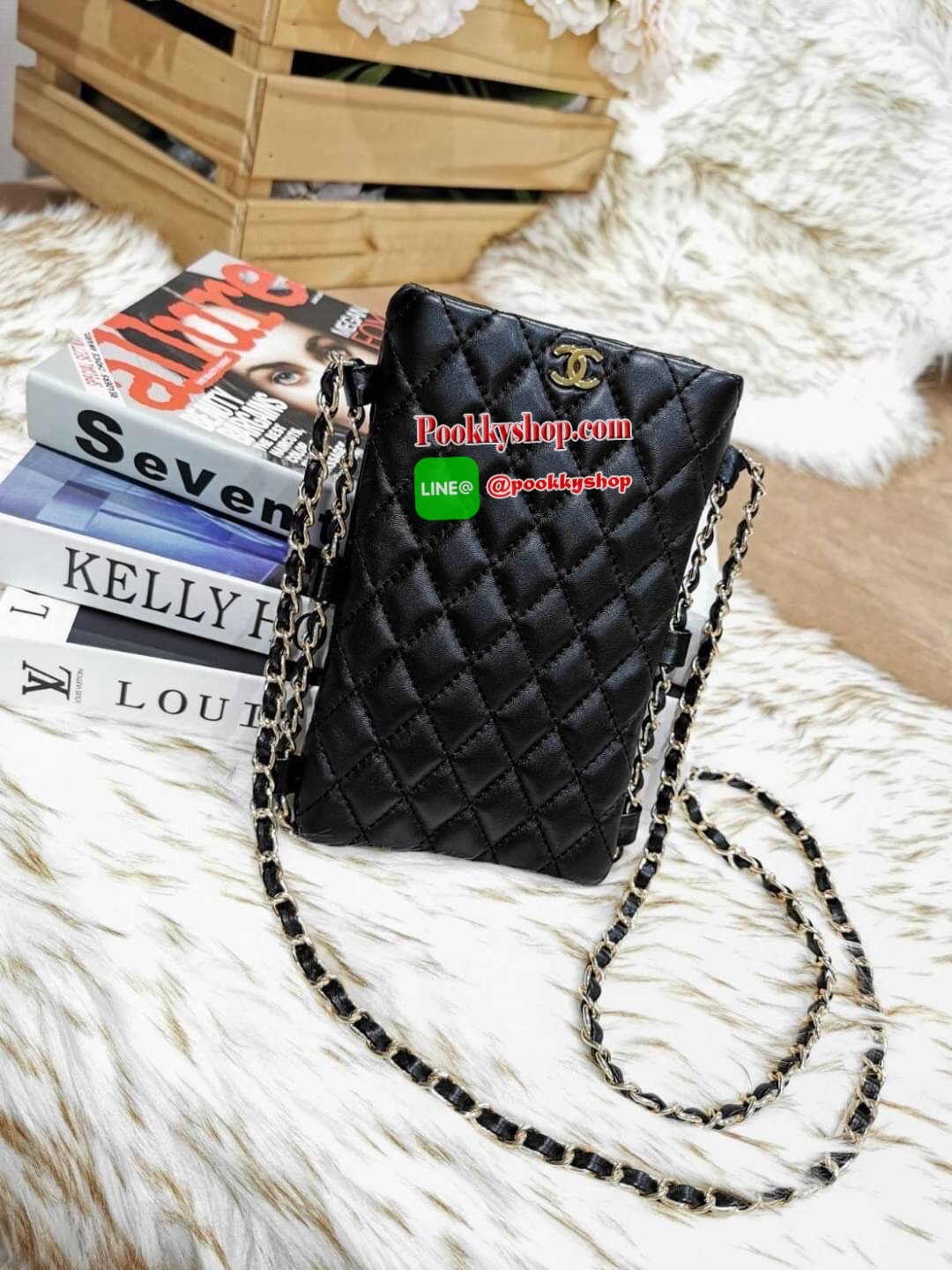 Don't Miss! Chanel Clutch Bag With Chain VIP Gift With Purchase (GWP) Limited พรีเมี่ยมกิ้ฟทรงเหลี่ยมขนาดกำลังดีวัสดุหนังนิ่มเดินเส้นลายตารางสวยอยู่ทรง เปิดปิดด้วยกระดุมแม่เหล็ก ด้านหน้าประดับโลโก้แบรนด์แต่งด้วยสายโซ่ร้อยหนัง ภายในโล่ง ใส่ iphone มือ