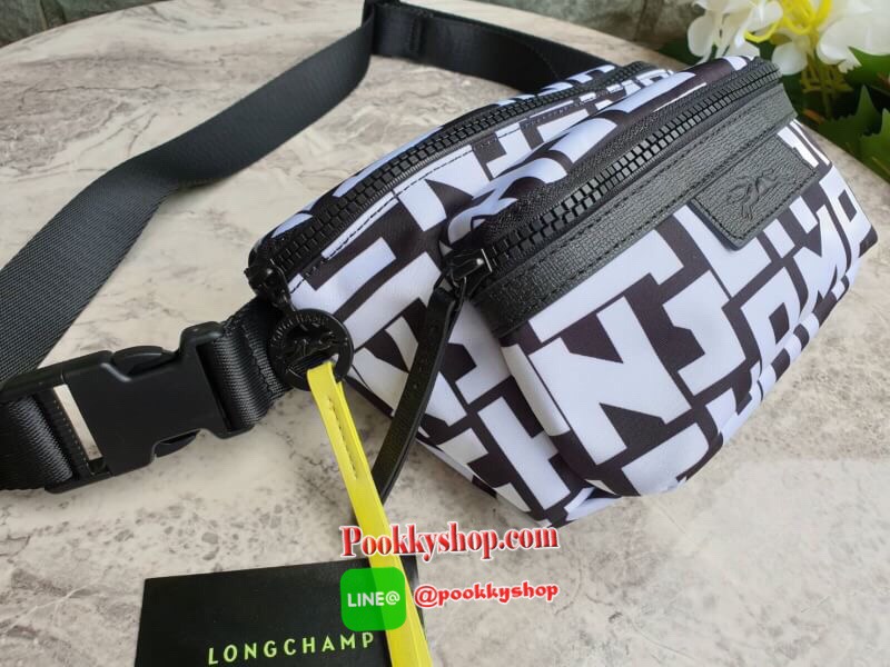 Longchamp Le Pliage Graphic Nylon Belt Bag กระเป๋า คาดอก / คาดเอว ลายกราฟฟิก วัสดุเนื้อผ้า Nylon Canvas เคลือบกันนำ้ ตัดด้วยหนังแท้ที่มีน้ำหนักเบา มี 2 ช่องซิปสะดวกใช้ ดีไซน์เรียบง่ายแต่เต็มไปด้วยความคลาสสิก ที่จับหัวซิปปั้มแบรนด์ จุของได้เยอะ ใบนี้แนะนำเ