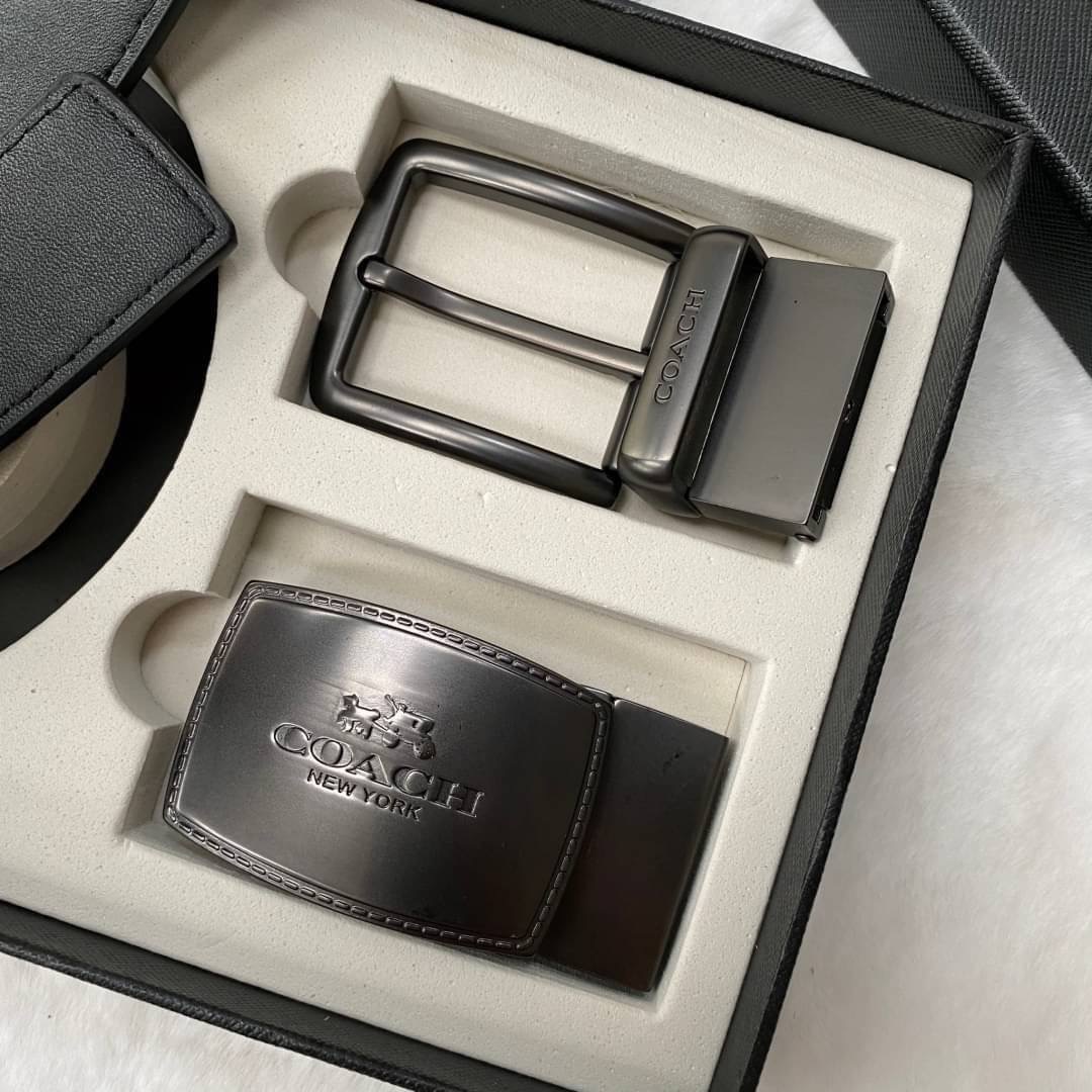 Set เข็มขัด coach 2 หัว ใส่แบบเจาะรูเข็มขัด สายลายC นูนสลับกับด้านเรียบ สลับใช้ได้ 2 ด้าน ทั้งยังสามารถเจาะรูเพิ่มได้ รุ่นนี้มาพร้อมป้ายแท็กแบรนด์ หัวเข็มขัดใส่ได้ง่าย ถอดได้ไม่ยาก ซื้อเป็นของขวัญของฝาก ดูดีมากๆเลยนะคะ