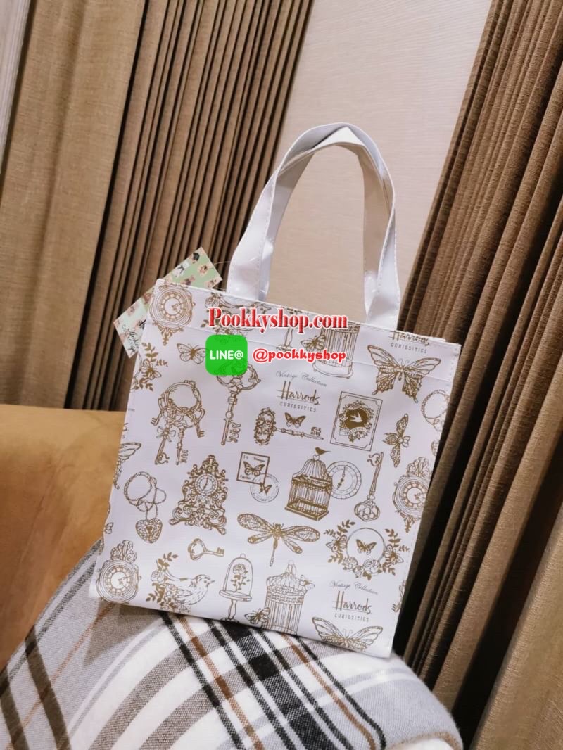 ลายนี้เข้าแล้วนะคะ! พร้อมส่งไอเท็มยอดนิยม! Harrods London Top-handle Shopping Bag กระเป๋า Shopping แบรนด์ดังจากอังกฤษรุ่นยอดนิยมวัสดุ PVC+Polyester 100% ของแท้เนื้อหนาอยู่ทรงกันน้ำ ขนาดกำลังดี น้ำหนักเบา เปิดปิดด้วยซิปสะดวกใช้หัวซิปปั้มโลโก้แบรนด์อะไหล่เง