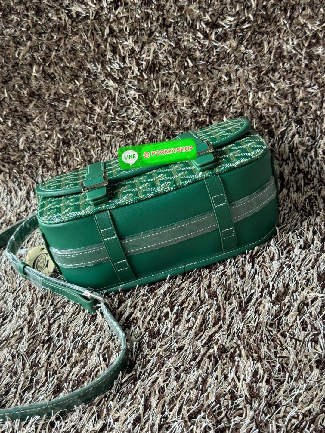 Goyard Belvedere Messenger ถูกออกแบบให้มีน้ำหนักเบาเพื่อความคล่องตัวสามารถใส่สิ่งของ ได้อย่างสบายและถือได้ว่าเหมาะอย่างยิ่ง สำหรับการใส่หลากหลายโอกาสด้วยสายสะพายแบบสะพายข้าง และฝาปิดกระเป๋าทั้งสองฝั่งที่แน่นหนา และยังมีการเพิ่มลูกเล่นด้วย ช่องใส่ของทางด้า
